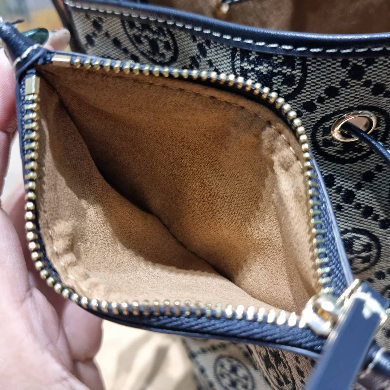 TOP ORI หนังแท้ | เกรดดีสุด TORY BURCH T MONOGRAM BUCKET BAG (ดีไซน์ใหม่) ใหม่ล่าสุดได้สวยก่อนใคร กับกระเป๋าบัคเก็ตยอดฮิต ที่มาในดีไซน์ใหม่ สายคล้องในตัวสามารถปรับได้ รูปทรงและลวดลายสวยชัดคลาสสิค