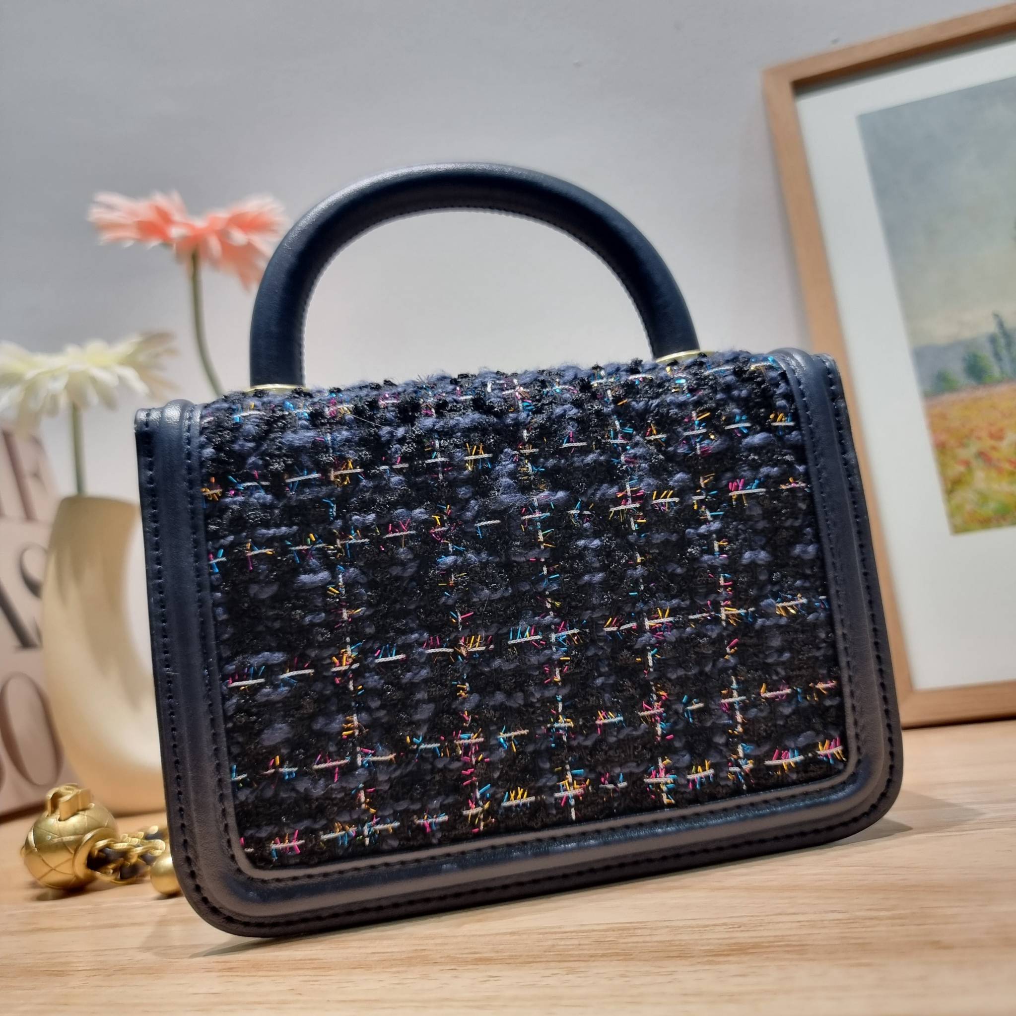 Chanel tweed mini flap bag / Chanel mini top handle กระเป๋าสะพายงานผ้าทวิตเอกลักษณ์เฉพาะของแบรนด์ งานสวยเป๊ะ มาพร้อมสายยาวถอดออกถือสวยๆเริ่ดๆ คิวท์มาก!! ดีเทลน่ารักเพียบ!!