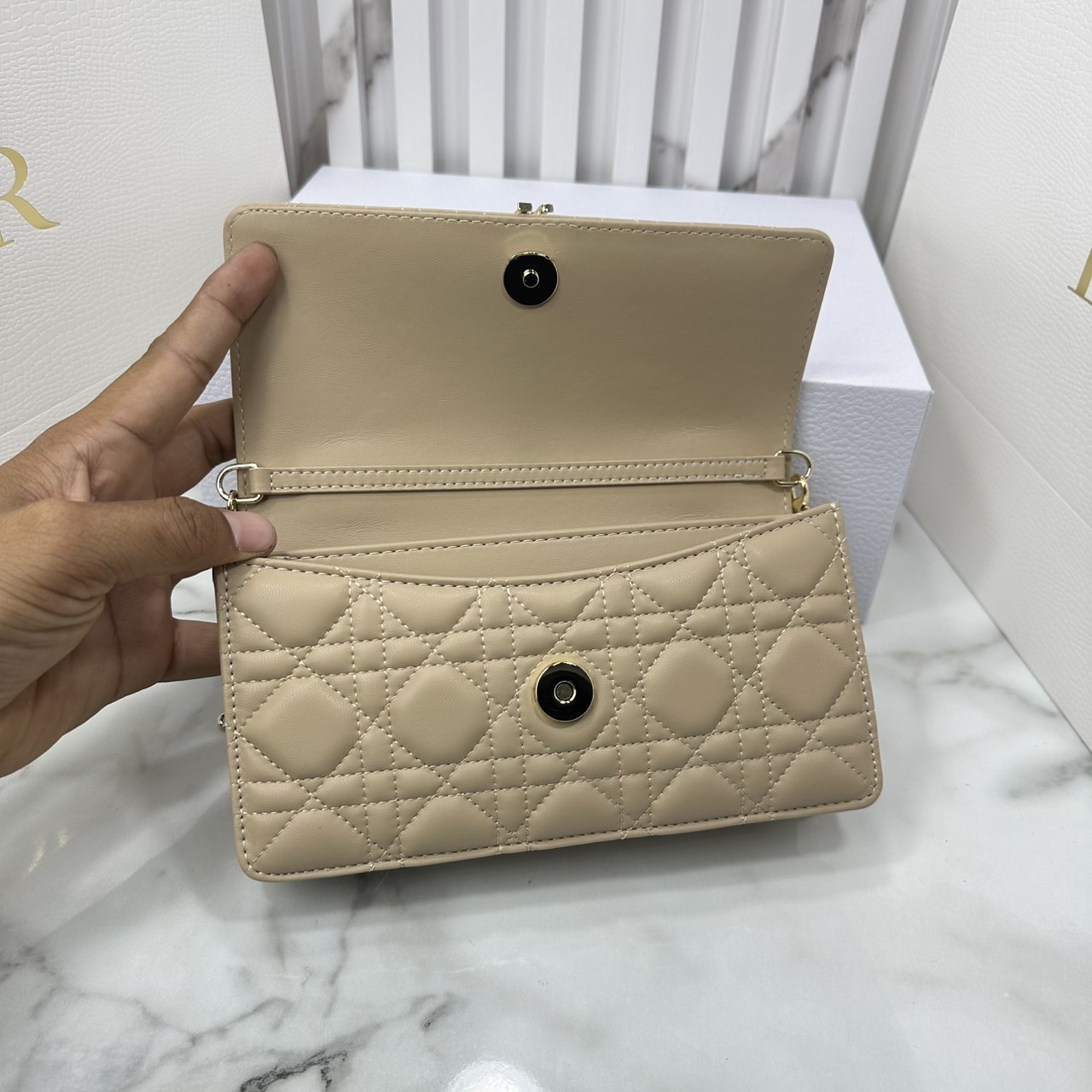 ORI หนังแท้ | My Dior Mini Bag / Dior Clutch Bag กระเป๋าสะพายทรงคลัชทันสมัย หรูหราสง่างาม จะถือหรือสะพายก็ดูดีมีระดับ กระเป๋าที่ใช้งานได้จริงใบนี้ใส่ของจำเป็นได้ครบถ้วน