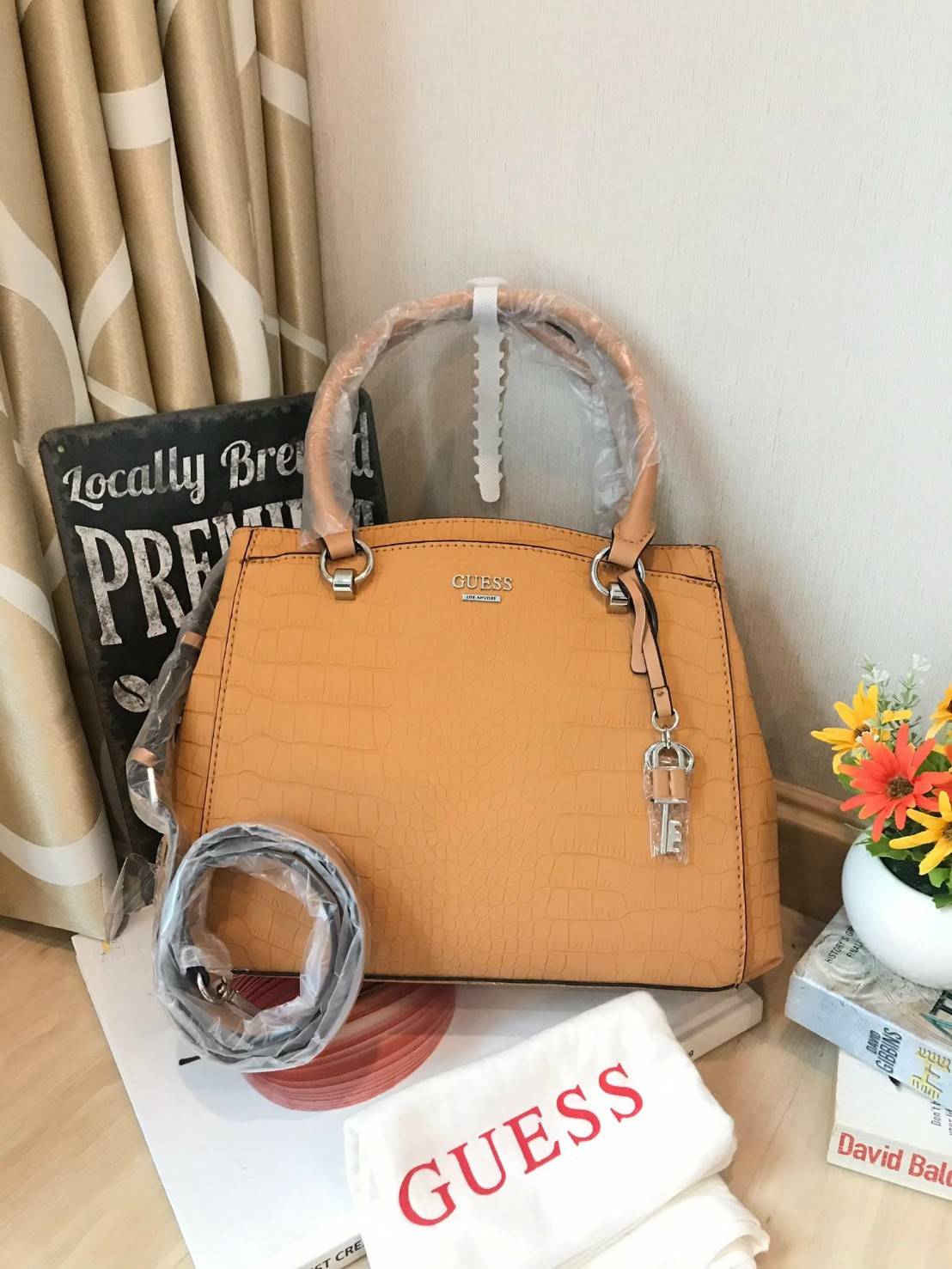 GUESS Croc Skin Women's Handbag Shoulder Bag กระเป๋าถือหรือสะพายหนังลายจรเข้ทั้งใบ เปิดปิดด้วยกระดุมแม่เหล็ก ภายในมีช่องใหญ่สองช่อง และมีช่องซิปคั่นกลาง ใส่ของได้เยอะรวมถึงมินิไอแพคและกระเป๋าสตางค์ทรงยาวได้ ด้านหน้าประดับแม่และลูกกุญแจสายหนัง สามารถถ