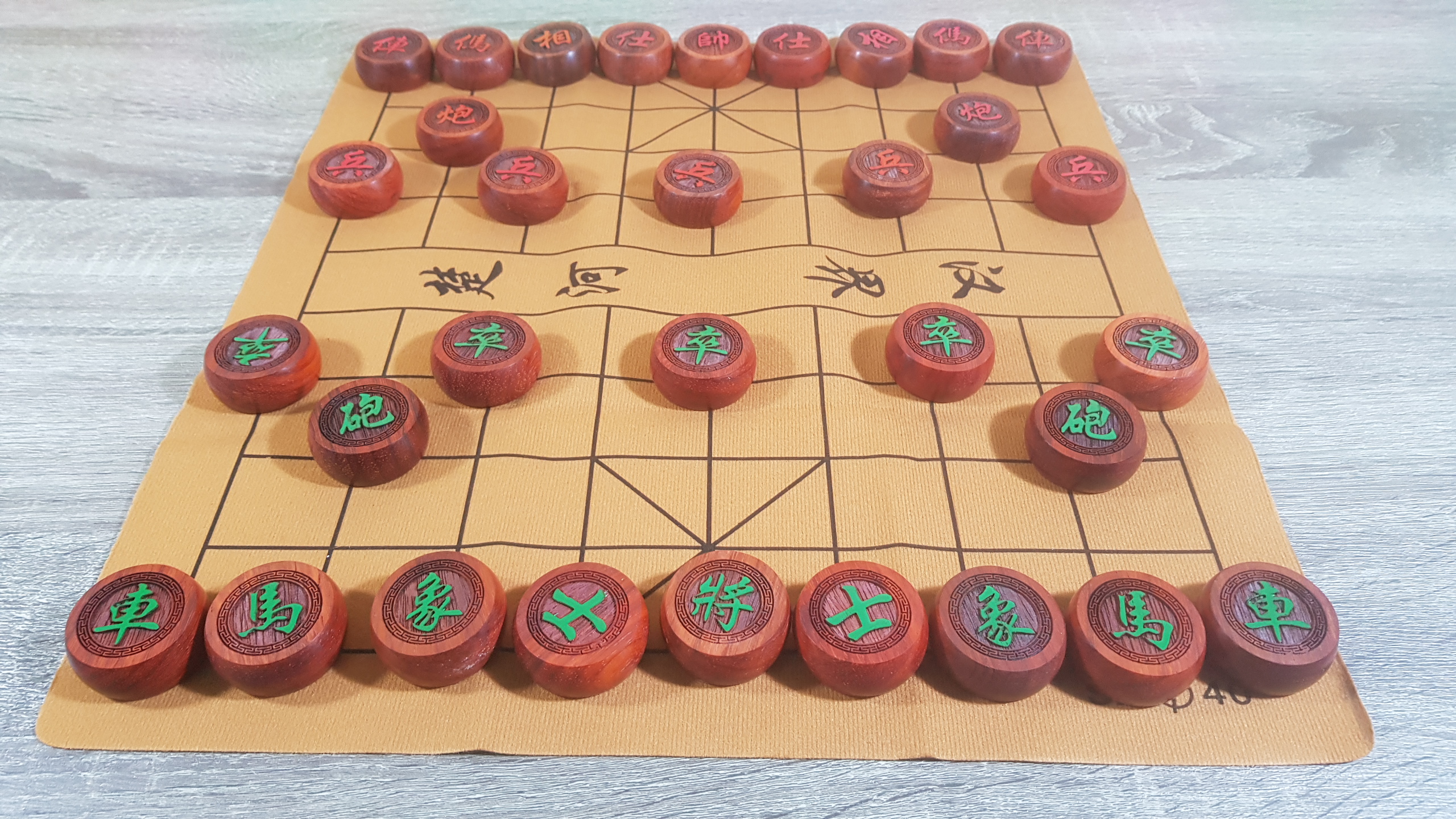 ชุดหมากรุกจีนตัวไม้จันแดงพร้อมกระดานผ้าหนังPVC