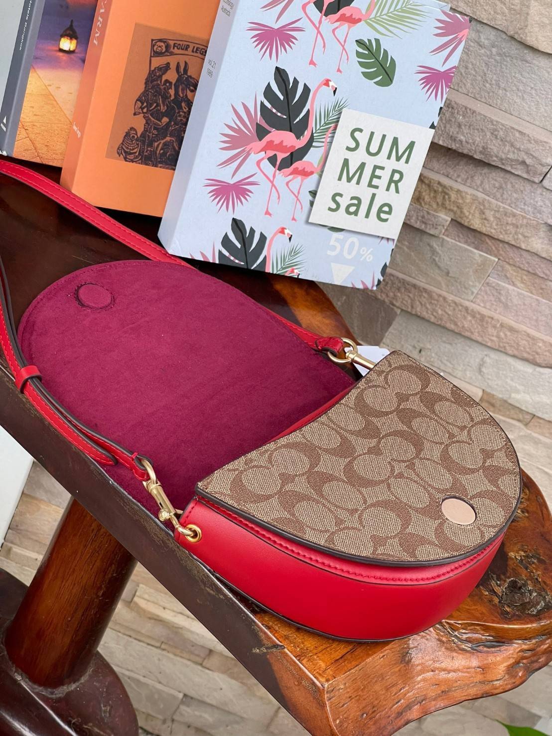 พร้อมส่งที่ไทยครบทั้ง6สีค่ะ 😘 Coach Ellen Crossbody In Signature ((C1432)) กระเป๋าทรงฮาฟมูนรูปทรงคลาสสิก ออกแบบให้มีลักษณะโค้งมน ไม่ดูเป็นทรงแข็งจนเกินไป ดีไซน์และสีของกระเป๋ายังเรียบง่าย เข้าได้กับทุกชุด สะพายครอสบอดี้ร์//สะพายข้าง หรือถือแบบคลัท