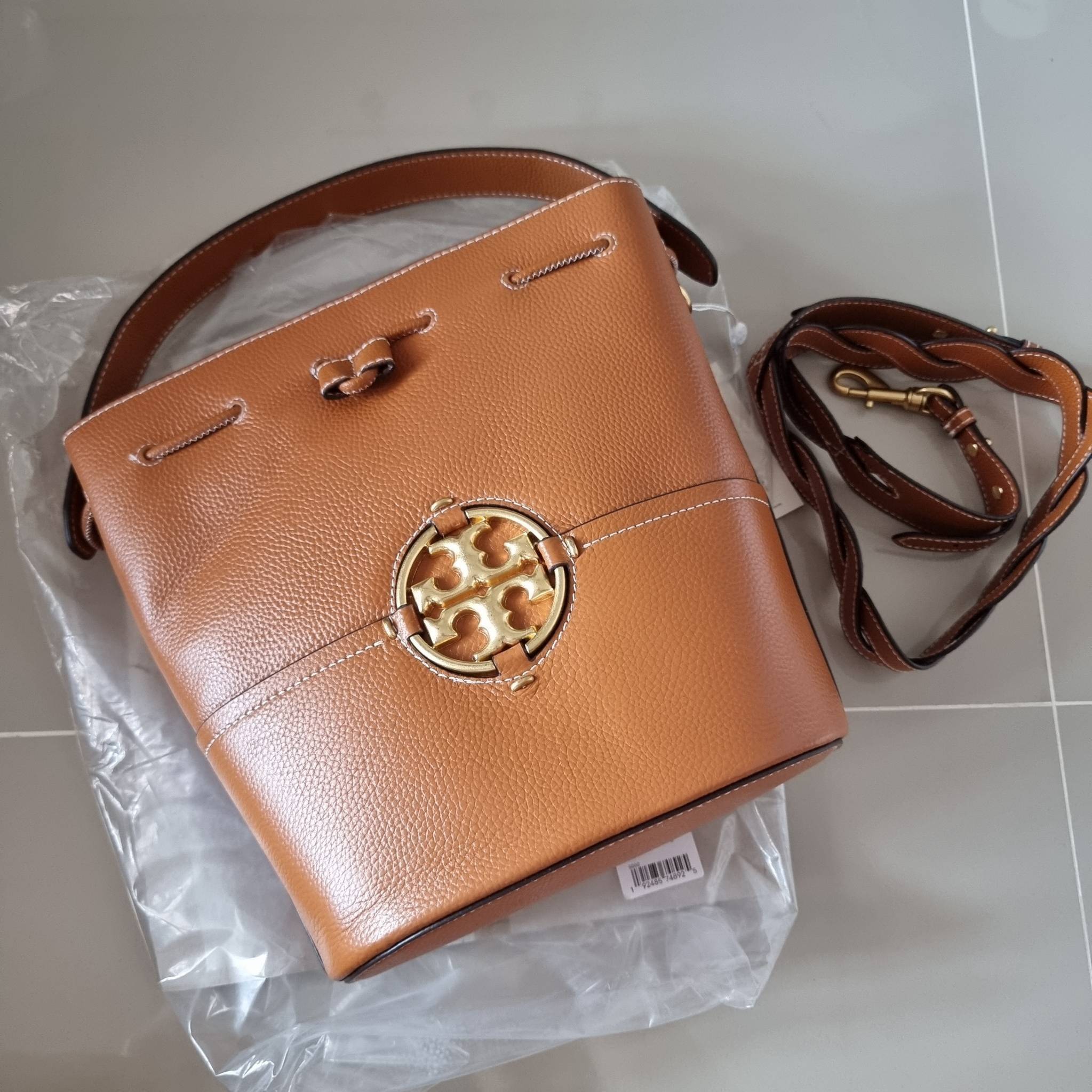 TORY BURCH MILLER BUCKET BAG / Tory Burch Bag รุ่นยอดนิยม สวยหรู ดูผู้ดี กับกระเป๋าสะพายบัคเก็ตใบใหญ่ โดดเด่นด้วยโลโก้สีทอง รูปทรงคลาสสิค ใช้งานง่ายด้วยหนังรูด