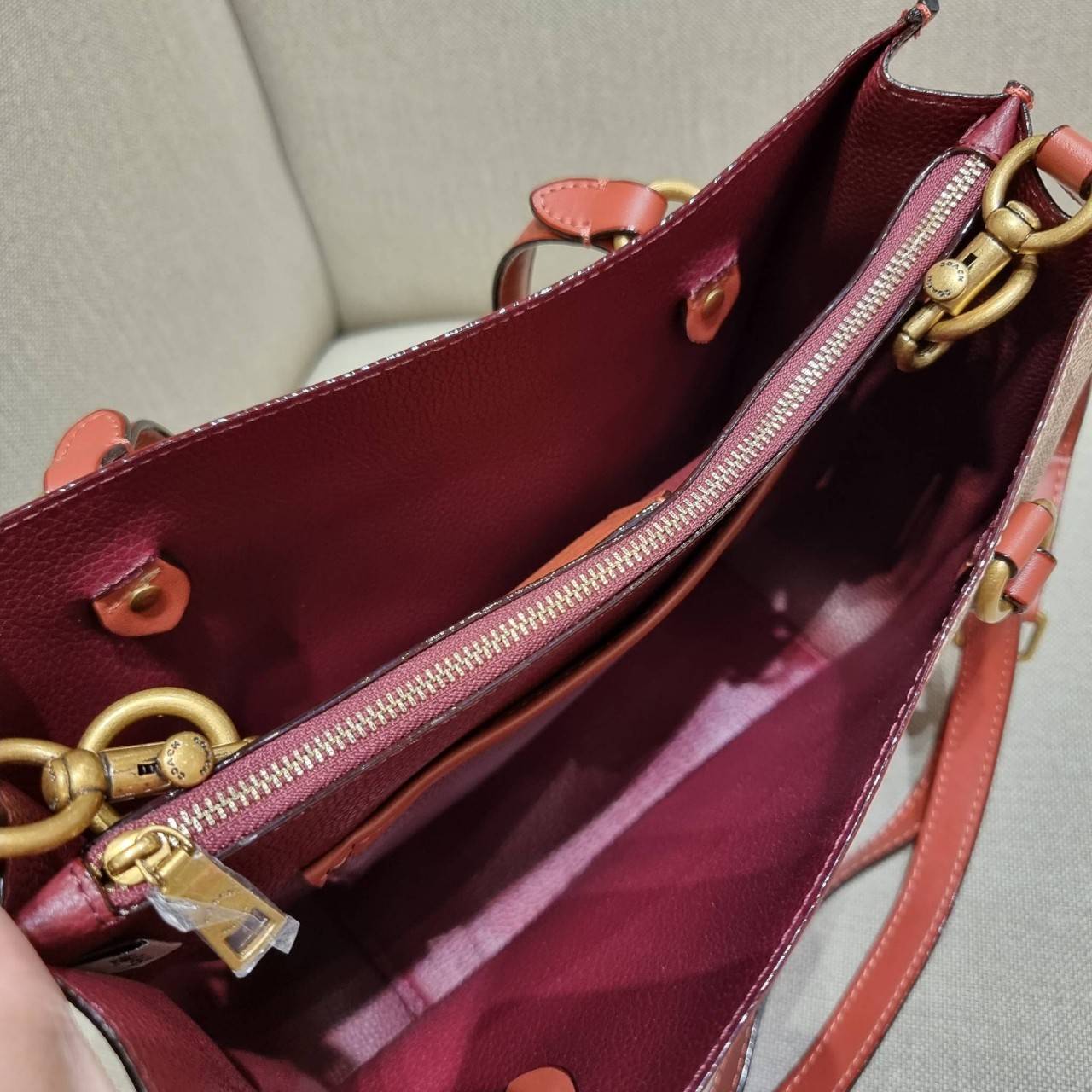 COACH C3889 TYLER CARRYALL 28 IN SIGNATURE CANVAS ((C3460//C3889)) รุ่นยอดฮิตที่สาวๆหลายคนเรียกร้อง กับกระเป๋าถือ/สะพายทรงสวย ที่มาพร้อมสายสะพายไหล่ในตัว และสายครอสบอดี้สำหรับสะพายข้าง ตัวกระเป๋าถูกแบ่งเป็นสัดส่วนสวยงาม มีช่องซิปกลางที่ใหญ่พอสมควร และยังม