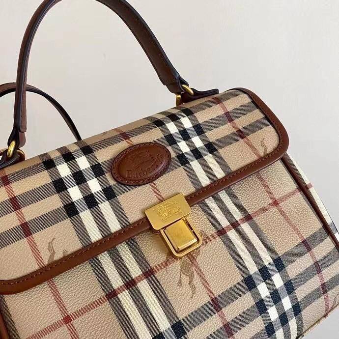 พรีเมี่ยมกิ๊ฟแท้ 100% 】Burberry london kelly bag vintage with strap Gift Bag กระเป๋าถือหรือสะพายไหล่ วัสดุ canvas ภายในโล่ง มี1ช่องซิป มีสายยาว มีฐานกันกระแทก ถอดสายได้ คุณนายสุดๆ ไม่ควรพลาดจริงๆค่า