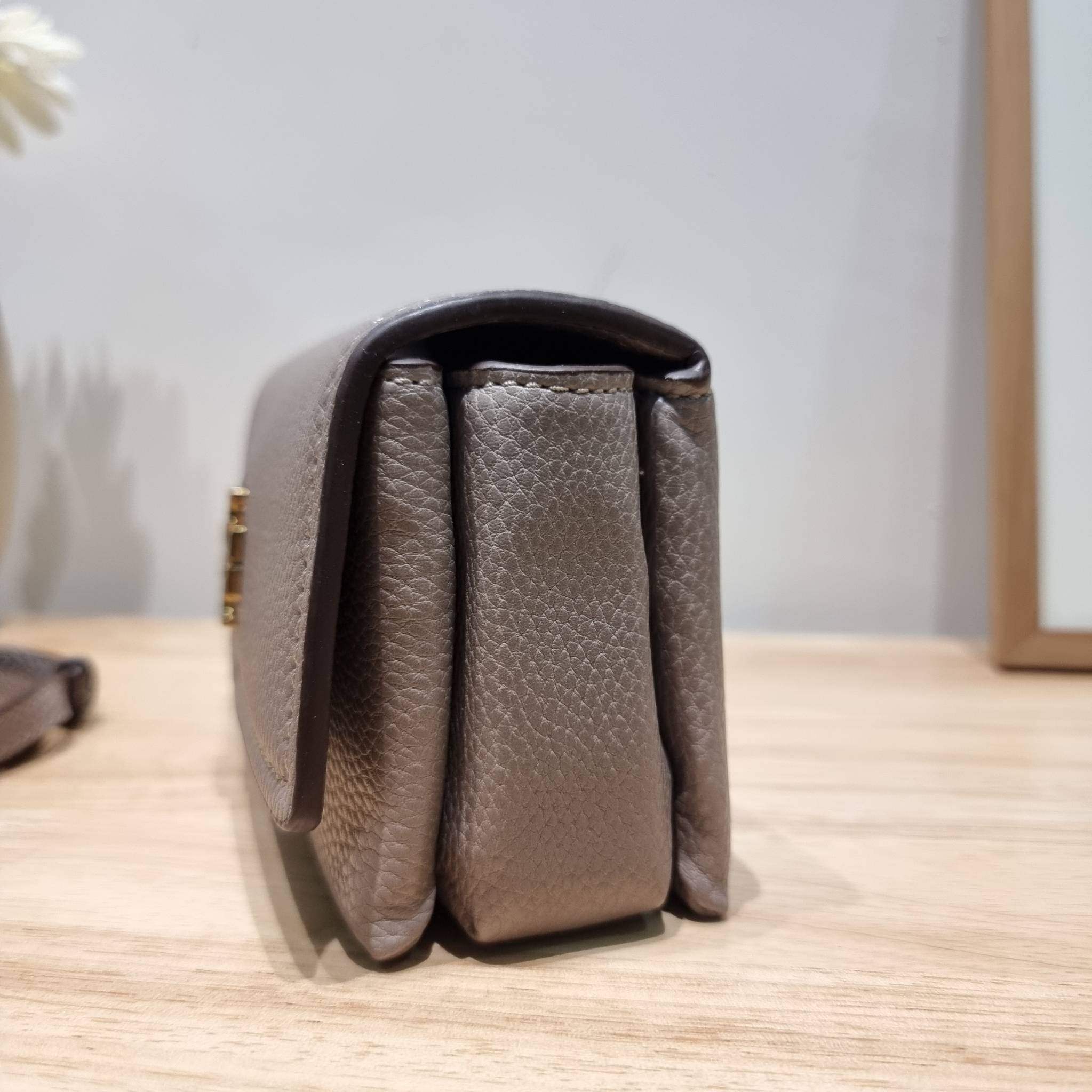 TORY BURCH LIMITED-EDITION MINI BAG รุ่นลิมิเต็ด ที่ sold out ไปแล้วหลายช็อป มีมาให้ช้อปที่นี่! กับกระเป๋าสะพายข้างทรงผู้ดี ไซส์มินิ ที่ผลิตมาในจำนวนจำกัด โดดเด่นด้วยอะไหล่ทองคลาสสิคหรูหรา และสายสะพายโซ่สลับหนัง ทำให้สะพายได้โดยไม่เจ็บไหล่