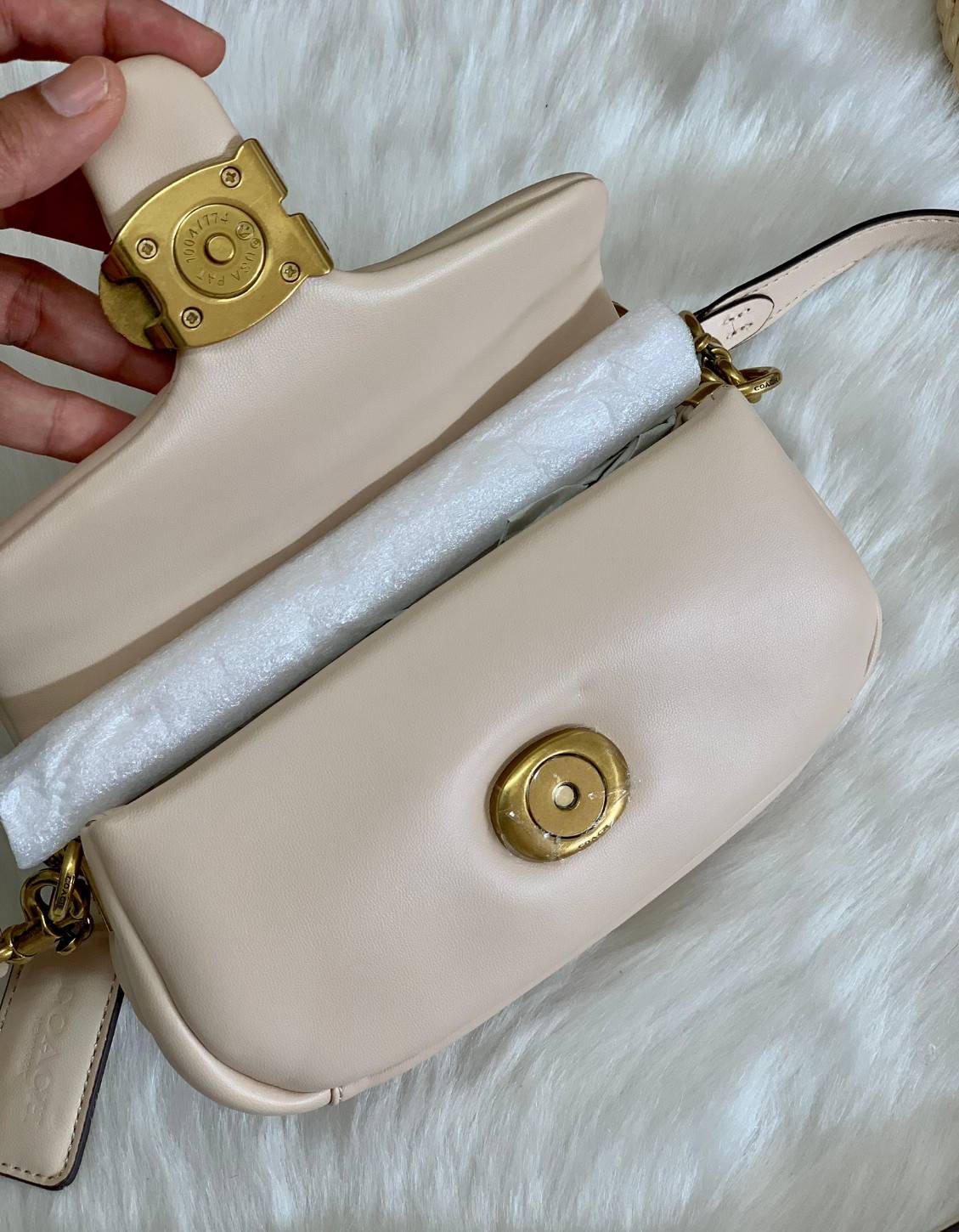 รุ่นใหม่ล่าสุด ได้ไปไม่ผิดหวังแน่นอนจ้าา😁COACH PILLOW TABBY SHOULDER BAG 18 ((C3880)) พร้อมส่งที่ไทย คุณภาพเกินราคา! กระเป๋าหิ้ว//สะพายแบบครอสบอดี้ร์ 🔺หนัง nappa หนานิ่ม นุ่มมากๆ รุ่นใหม่ล่าสุดค่ะ! พร้อมโลโก้รุ่นใหม่ด้วยเช่นกัน เพิ่มความหร