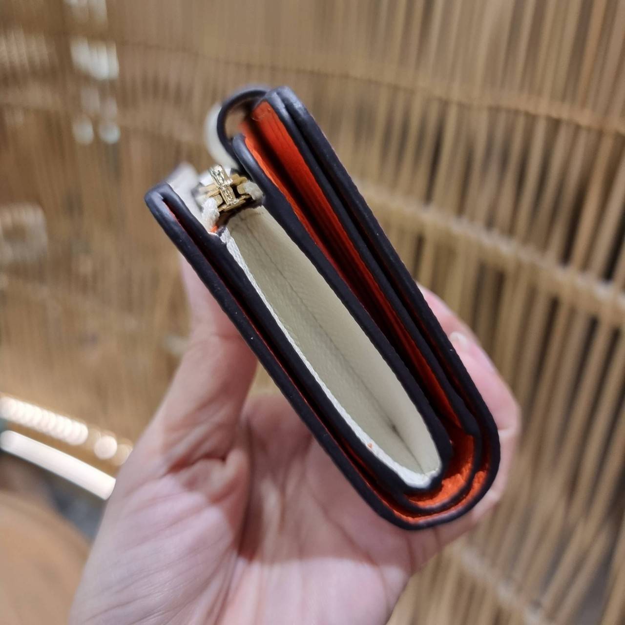 COACH 6390 MEDIUM CORNER ZIP WALLET เดอะเบสท์รุ่นที่สาวๆตามหา!! ดีไซน์ใหม่ สวยสะกด!! กระเป๋าสตางค์ใบกลาง สีคลาสสิค เรียบแต่แฝงความหรู บอกเลยว่ามันละมุนมาก!! ด้วยวัสดุหนัง crossgrain ที่ดูแลรักษาง่าย และยังดูผู้ดี ถือใช้แล้วขับผิวทุกสี ภายในมีช่องใส่บัตรแล