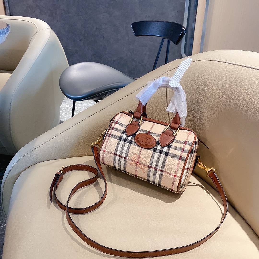 BURBERRY MINI PILLOW VINTAGE BAG Limited Edition วัสดุหนังPVC หนังนิ่ม เปิดปิดด้วยซิปยาวที่จับหนัง ภายในมีช่องใส่ของโล่งกว้าง พร้อมช่องเล็กอีกหนึ่งช่อง สามารถใส่มือถือ กระเป๋าสตางค์สั้น ของจุกจิกได้ มาพร้อมสายสะพายยาวหนังแท้ อะไหล่แบรนด์สีทองวินเทจ Rare i