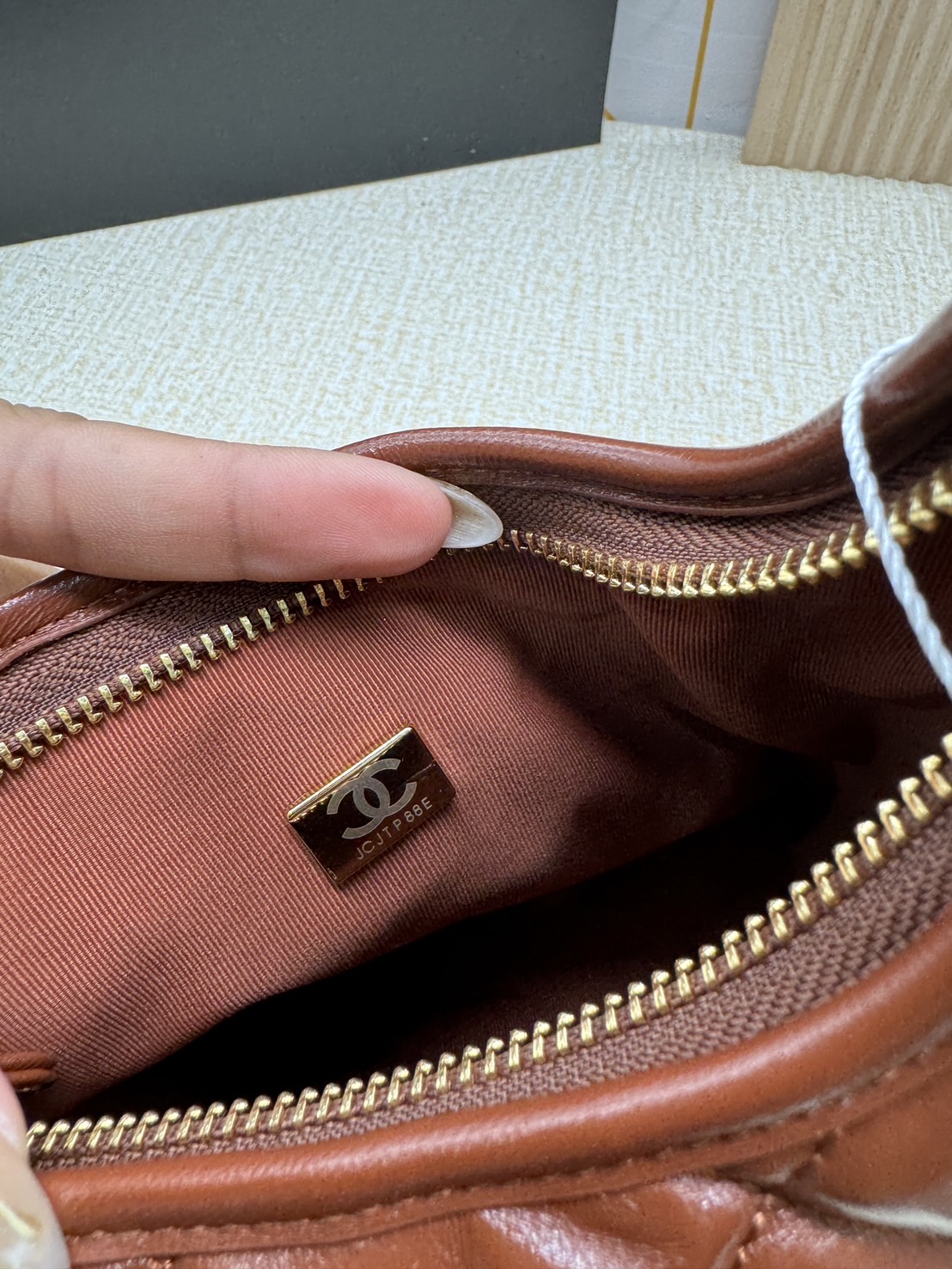 CHANEL SMALL HOBO BAG Shiny Leather & Gold-Tone Metal 20cm กระเป๋าทรงโฮโบ ดีไซส์สวยเรียบหรู เกรดออริ สลับแท้ 1:1 ใช้งานต่างประเทศได้