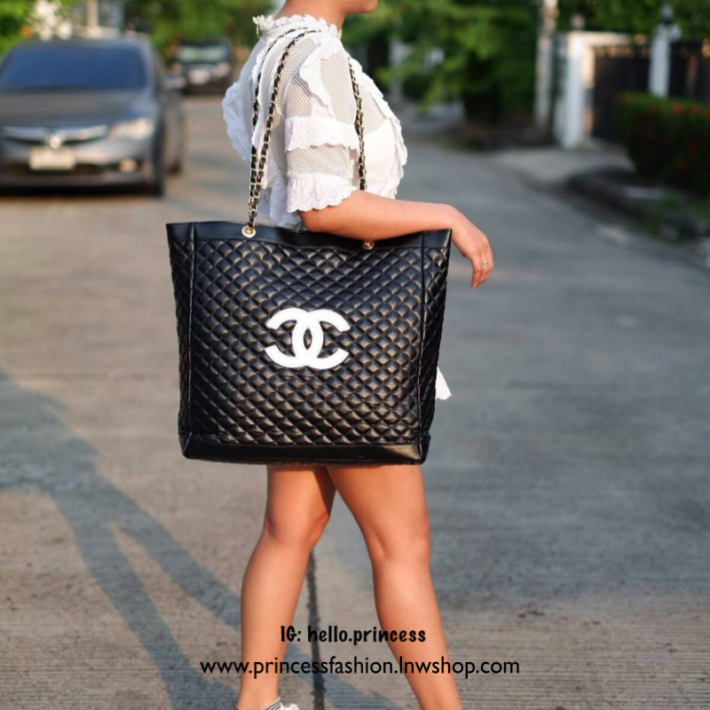 CHANEL TOTE VIP GIFT 2018 กระเป๋าสะพายทรงtote วัสดุ pu. ลายตารางสุด classic VIP. gift ของแท้จาก cosmetic counter chanel ใบใหญ่ น้ำหนัดเบา โลโก้หนังแก้วเงา เปิดปิดแบบซิป ภายในกว้างใส่ A4 ได้ มีช่องเล็ก และช่องซิป มาพร้อม สายสะพายไหล่แบบโซ่ร้อยหนัง สวยหรูดู