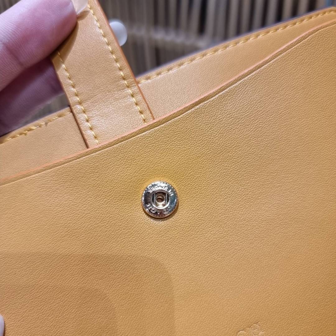 COACH C3371 TECH PHONE WALLET WITH SPACED WILDFLOWER ดีไซน์ใหม่ คอลเลคชั่นสวยหรู กระเป๋าสตางค์พร้อมสายคล้องมือ ง่ายต่อชีวิตมากจ้า!! มันดีอะไรเบอร์นี้ ใส่ได้ทั้งบัตร และโทรศัพท์ก็ใส่ได้ทุกรุ่น แถมยังมีช่องซิปแยกไปอีก ช่องเยอะไม่ต้องห่วงจริงๆ วัสดุหนังแคนวา