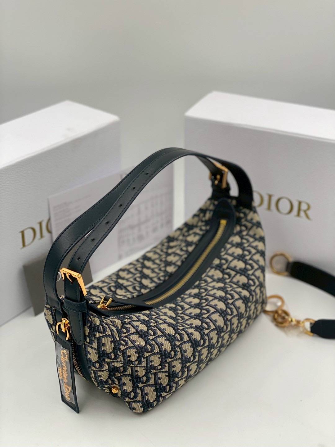 ORI หนังแท้ | DIOR Medium D-Journey Bag Blue Dior Oblique Jacquard กระเป๋าสะพายโฮโบทรงสวย รุ่นใหม่ล่าสุด ดีไซน์เรียบหรูลัคชูที่สุด มาพร้อมสายสะพาย2เส้นคู่แบบใหม่สุดเก๋ เป็นไอเท็มที่ควรมีไว้ติดบ้านอีกใบเลยน้า