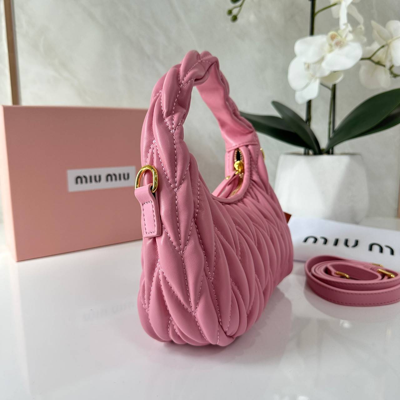 MIU MIU WANDER MATELASSÉ MINI HOBO BAG กระเป๋าถือ/กระเป๋าสะพายข้าง แบรนด์ดังจากอิตาลี ด้วยเอกลักษณ์ความโดดเด่น