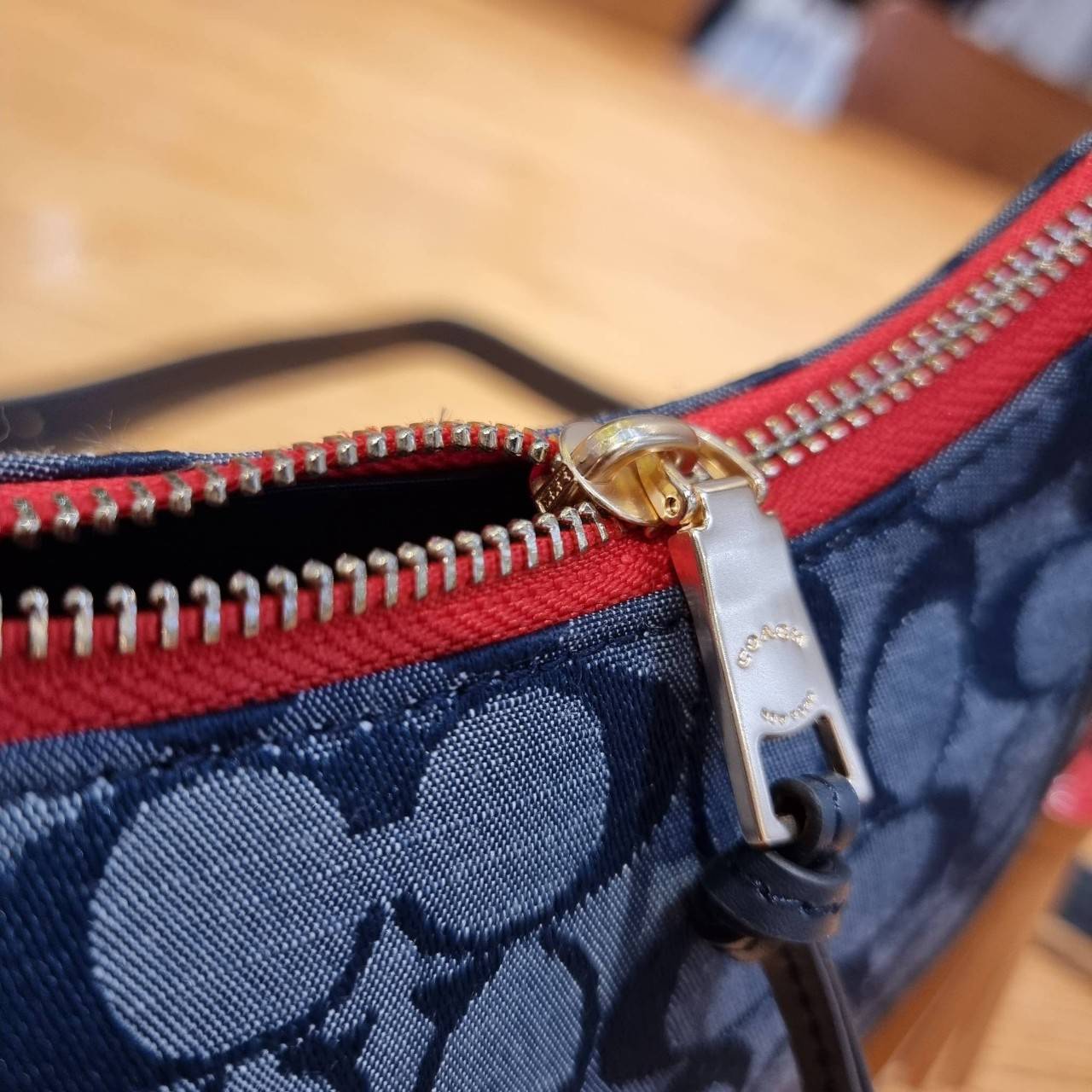 COACH C8163 KLEO HOBO IN SIGNATURE CHAMBRAY ใหม่ล่าสุด คอลเลคชั่นสุดคิ้วท์ ที่สาวๆต้องหลงรัก กระเป๋าสะพายทรงโฮโบ ที่ดีไซน์มาให้ปรับใช้งานได้หลากหลาย วัสดุผ้าแชมเบรย์ คมสวย รูดเปิด-ปิดด้วยซิป ภายในเป็นช่องโล่ง สายคล้องสามารถถอดออกใส่สายยาวสะพายข้างได้ หรือ