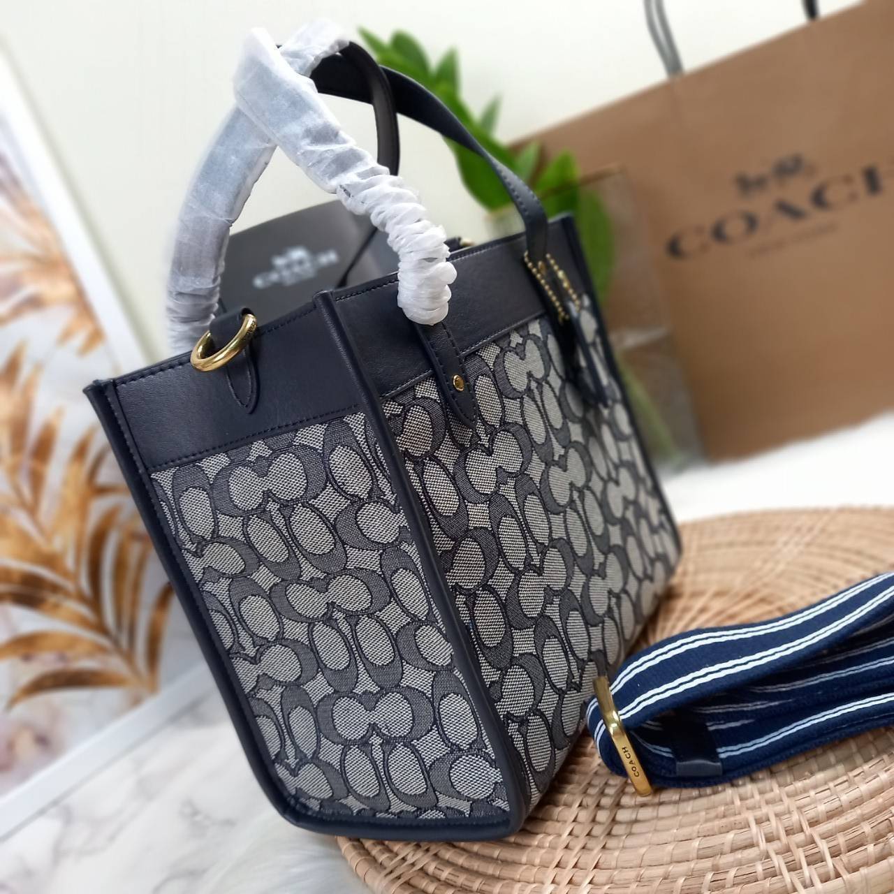 ใบนี้ ช่วยให้ชีวิตง่ายขึ้นเยอะเลย🌈🌺>>COACH FIELD TOTE 22 IN SIGNATURE JACQUARD(COACH C3865) 🍁กระเป๋าถือ สะพาย รุ่น Unisex ใช้ได้ทุกเพศวัย ขนาดเหมาะต่อการใช้งานในแต่ละวันมากๆ //วัสดุ jacquard ลาย signature ตกแต่งดีเทลด้วยหนังแ