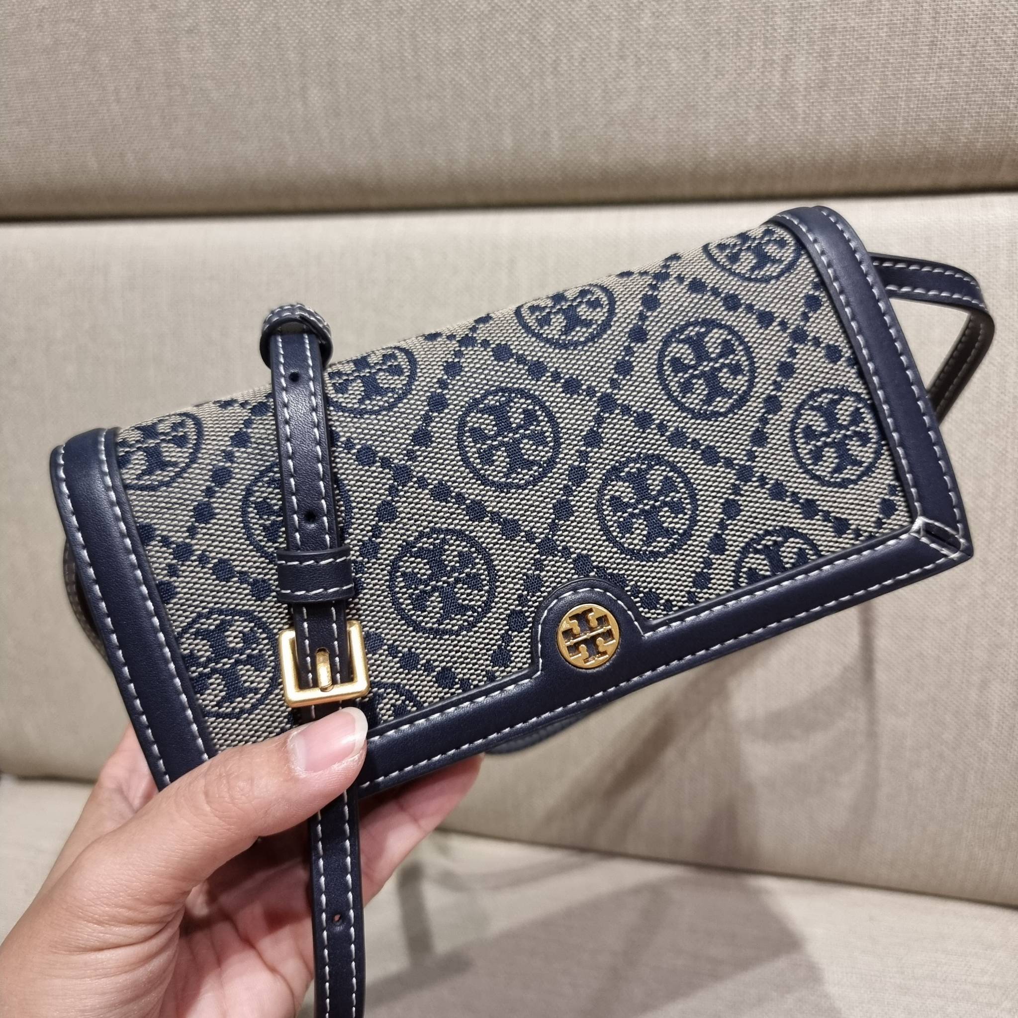 TORY BURCH T MONOGRAM JACQUARD CROSSBODY WALLET best seller ของคอลเลคชั่นนี้ ต้องไม่พลาด กับกระเป๋าสะพายกึ่งกระเป๋าสตางค์ ที่ช่วยให้ชีวิตง่ายขึ้น วัสดุผ้า jacquard ตัดสลับหนังแท้ เปิด-ปิดแบบฝาปิดแม่เหล็ก ภายในใส่ธนบัตรได้ มีช่องใส่บัตร และยังมีช่องซิปอีกด