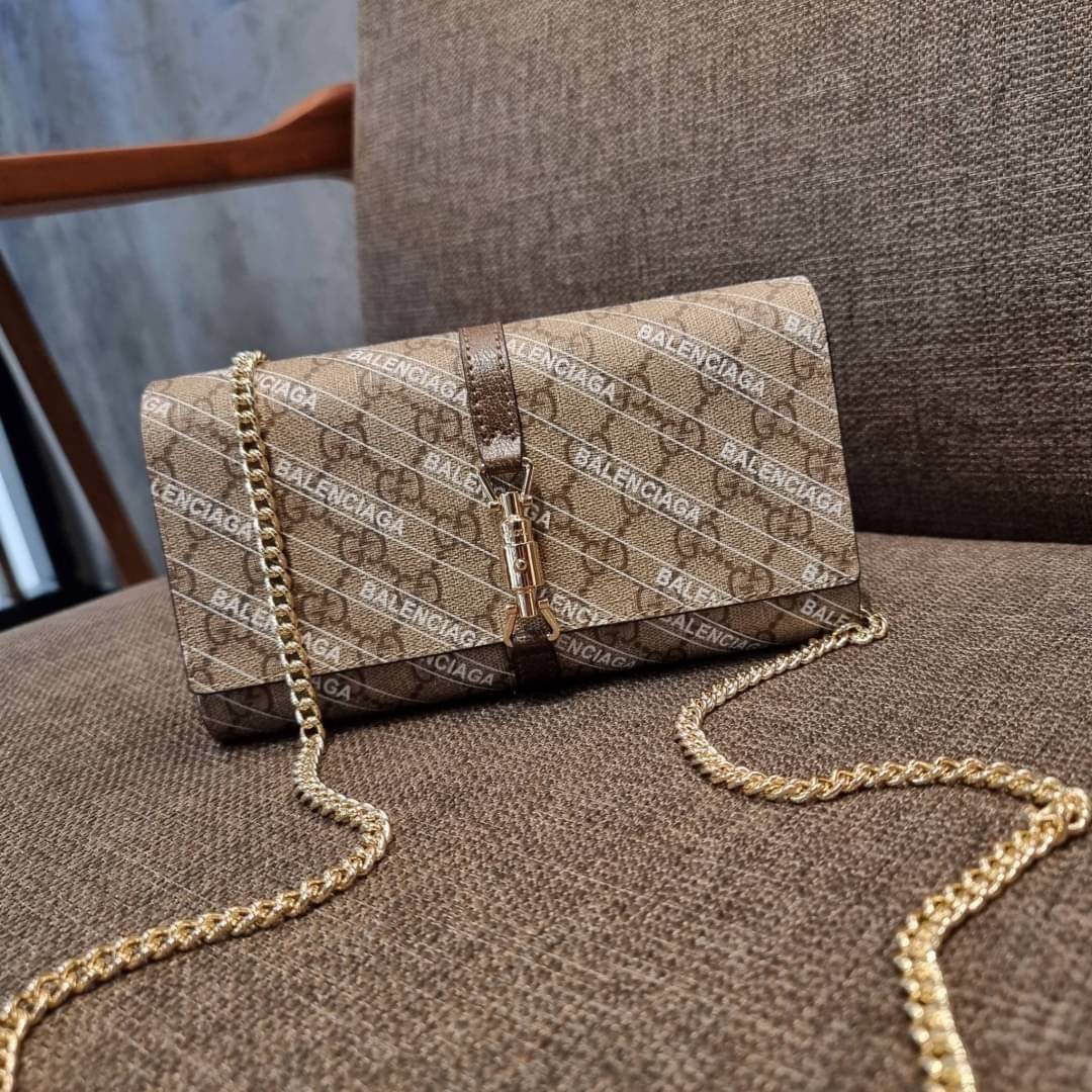 คลัชท์สุดหรูขึ้นแท่นต้องใบนี้เลย GG×Balenciaga woc bag กระเป๋าสะพาย crossbody เป็นคลัชท์ได้ในตัว ดีไซน์คลาสสิควินเทจ ดึงดูดและสะกดสายตาด้วยอะไหล่ดีเทลหรูของอะไหล่สีทอง วัสดุหนังแคนวาส ทนทาน ดูแลรักษาง่าย เปิด-ปิดด้วยอะไหล่เสียบล็อค ภายในแบ่งสัดส่วนลงตัวมา