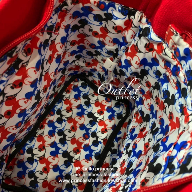 ANELLO MICKEY LIMITED EDITION MEDIUM DT-G004 เอาใจวัยรุ่นกับอีกหนึ่งคอลเลคชั่นน่าสะสมจากมิกกี้ เมาส์และมินนี่ เมาส์ ที่วาดลวดลายของตัวการ์ตูนยอดฮิตลงบนกระเป๋าให้เป็นซิกเนเจอร์กับรูปแบบทรง medium tote ขนาดกลางกำลังดี อีกทั้งยังเลือกใช้วัสดุอย่างผ้า Canvas 