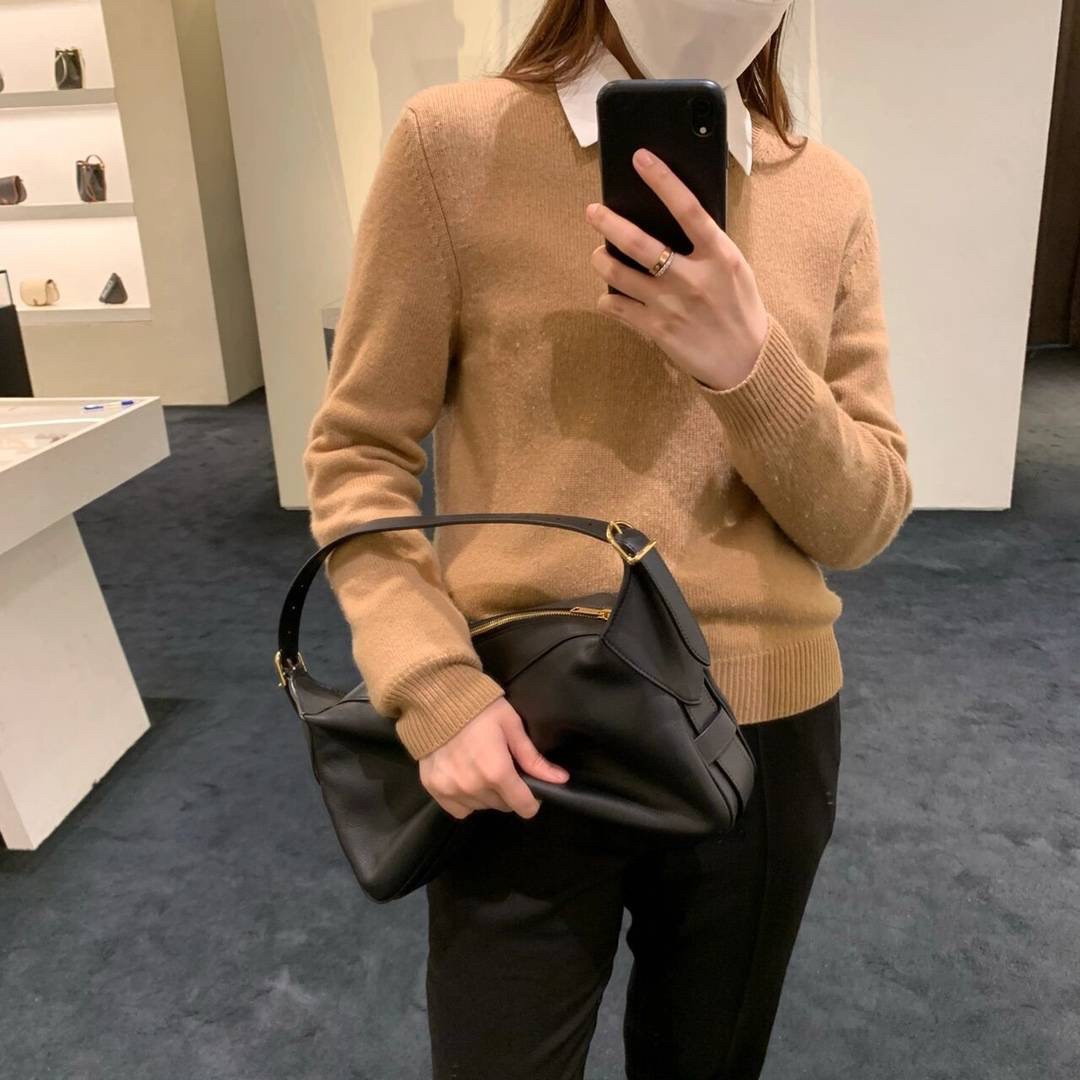 ทรงยอดฮิตที่สุด **หนังนิ่มมือมาก กับ CELINE ROMY VIP GIFT WITH PURCHASE (GWP) กระเป๋าสะพายไหล่ทรงเป็กเอกลักษณ์ เปิดปิดด้วยซิป จุของได้เยอะคะ Ipad mini เครื่องสำอางค์ เหมาะสำหรับสาวๆ มากคะด้วยน้ำหนักที่เบาและใช้ได้หลายลุค มาพร้อมสายสะพาย2แบบ(ถอดเปลี่ยนได้)