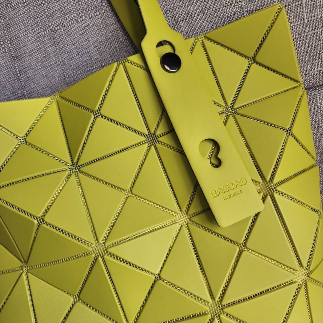 BAO BAO ISSEY MIYAKE LUCENT ONE-TONE กระเป๋า Bao Bao จากแบรนด์ดัง Issey Miyake แบรนด์แฟชั่นจากประเทศญี่ปุ่น ซึ่งมีสินค้ามากมายไม่ว่าจะเป็นเสื้อผ้า นาฬิกา น้ำหอม และที่ขาดไม่ได้นั่นก็คือ กระเป๋า Bao Bao ที่มีความพิเศษในเรื่องของวัสดุและดีไซน์ที่ครองใจสถาปน