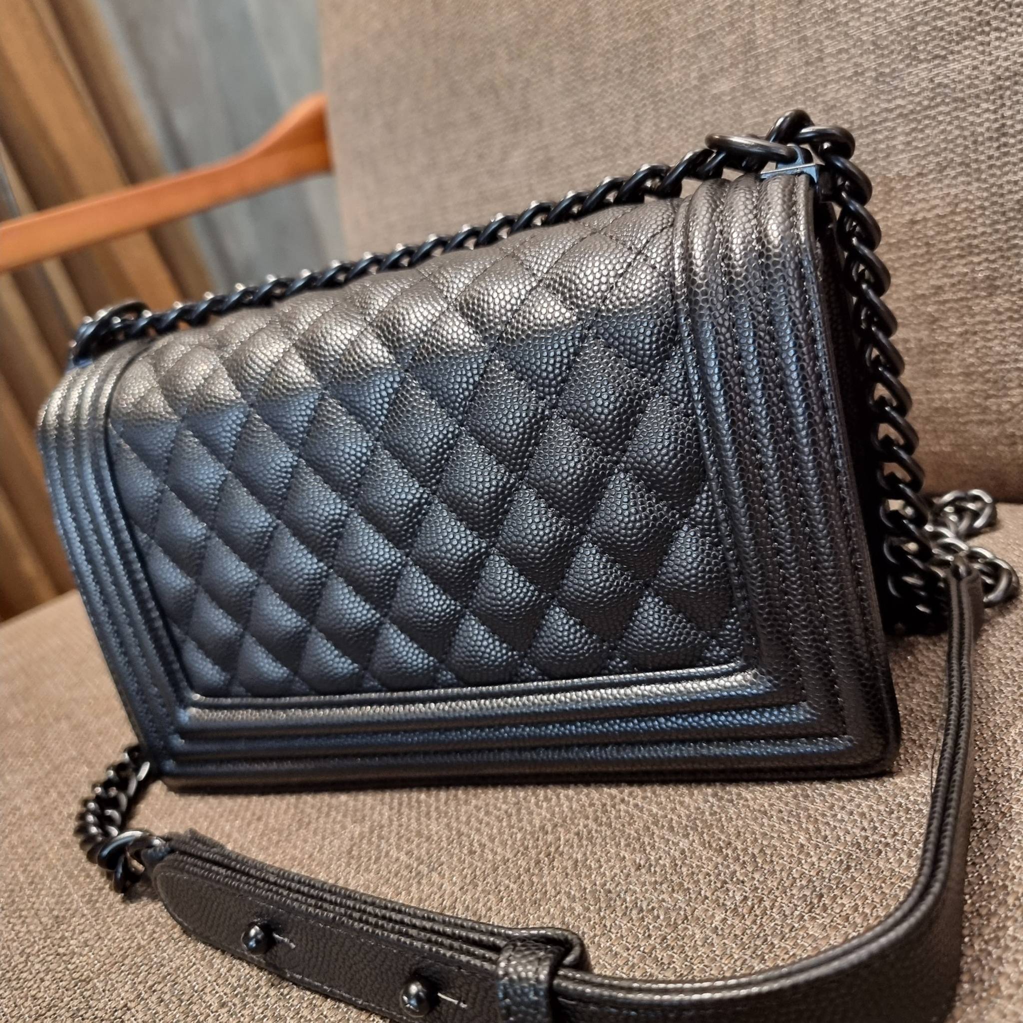 Chanel Boy 10" พร้อมส่งที่ไทย รุ่นสุดฮอต ดีไซน์อะไหล่ดำ เรียบหรูมากๆ!! วัสดุหนังลายคาร์เวีย ทรงคลาสสิคที่สาวๆห้ามพลาด!! ในราคาสุดคุ้ม เปิด-ปิดกระเป๋าด้วยตัวล็อค ภายในโล่งกว้าง ไซส์ใหญ่ใส่ของได้เยอะ มีช่องแยกในกระเป๋า มาพร้อมสายสะพายโซ่สลับหนังรองบ่า 