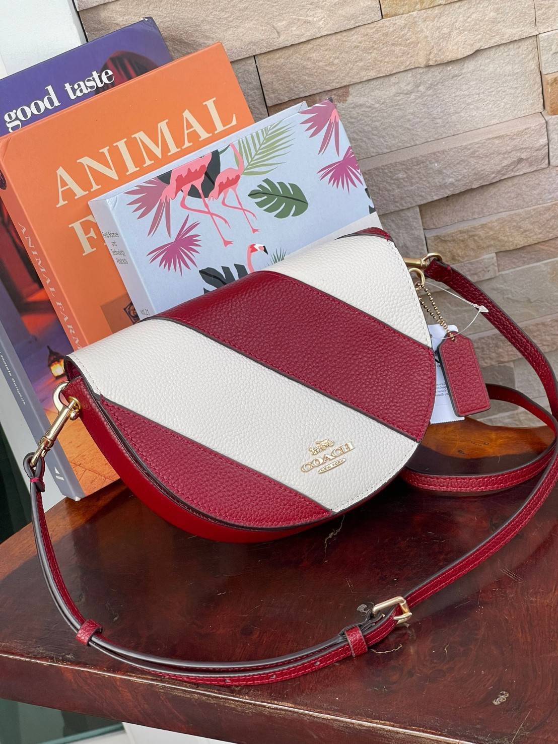 พร้อมส่งที่ไทยครบทั้ง6สีค่ะ 😘 Coach Ellen Crossbody In Signature ((C1432)) กระเป๋าทรงฮาฟมูนรูปทรงคลาสสิก ออกแบบให้มีลักษณะโค้งมน ไม่ดูเป็นทรงแข็งจนเกินไป ดีไซน์และสีของกระเป๋ายังเรียบง่าย เข้าได้กับทุกชุด สะพายครอสบอดี้ร์//สะพายข้าง หรือถือแบบคลัท