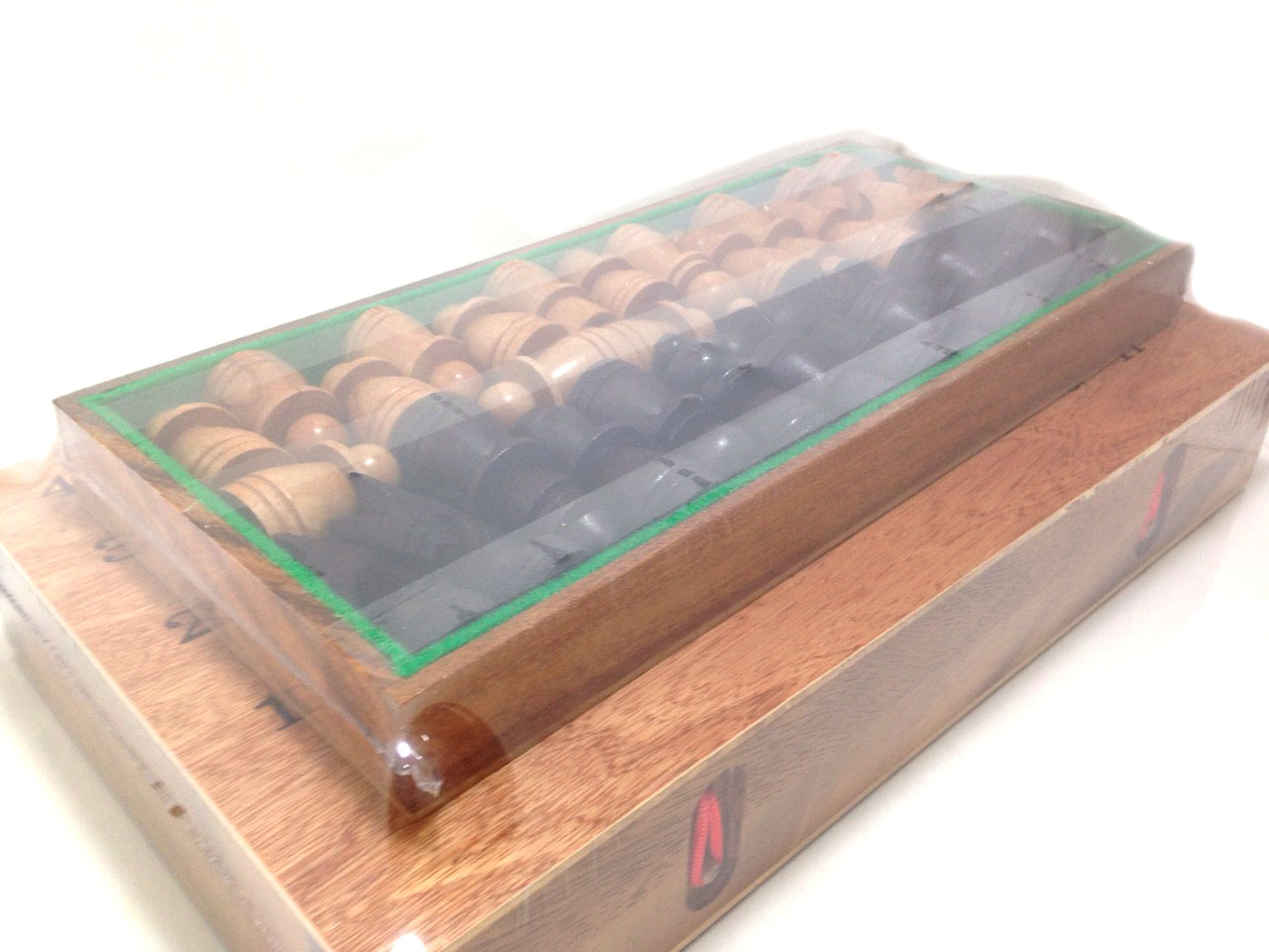 ชุดกระดานหมากรุกสากลไม้ก้ามปูพกพาพร้อมตัวหมากชุดใหญ่ (ขนาด38.5x42 cm)