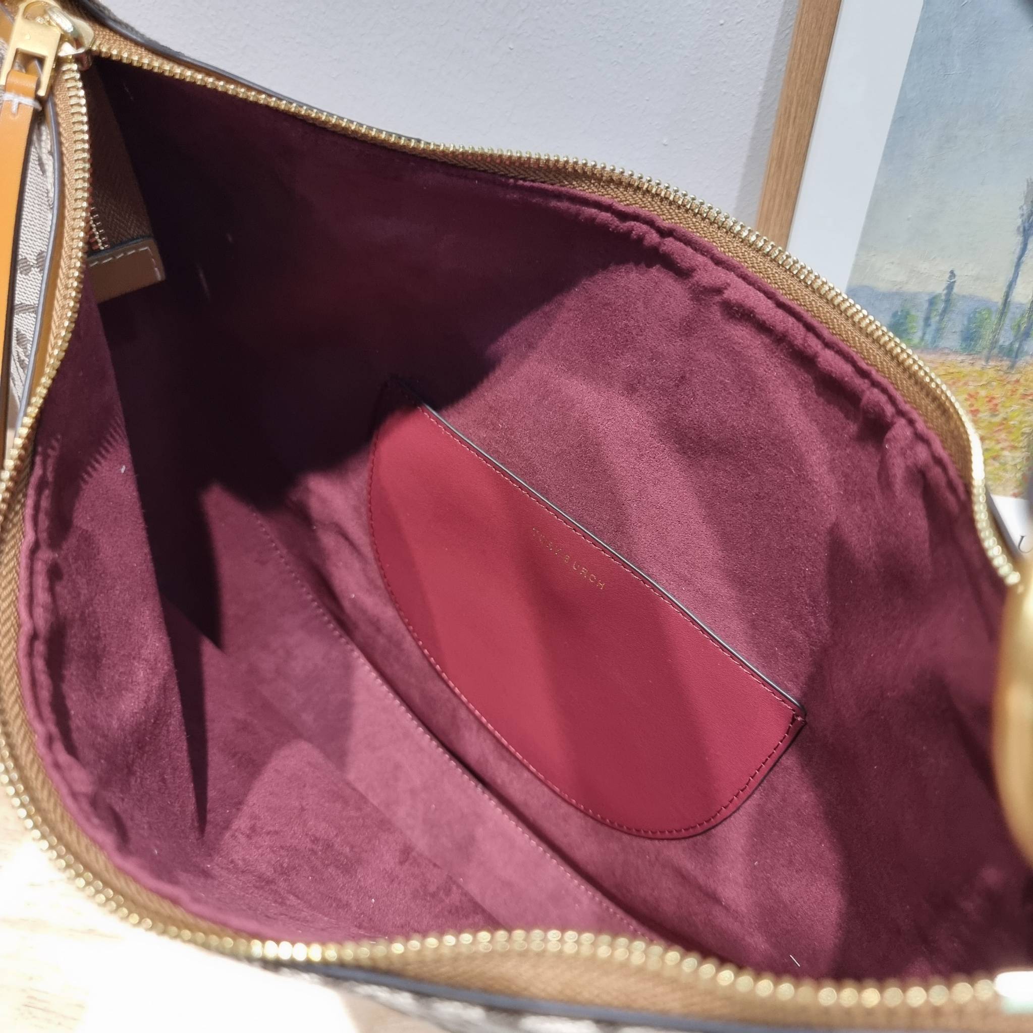 ใบใหญ่ 35cm Tory Burch T Monogram Medium Crescent Bag / TORY BURCH T MONOGRAM JACQUARD CRESCENT BAG ไซส์ใหญ่กับไอเท็มสุดร้อนแรง เซเลปรีวิวเยอะมาก!! สาวๆตามหากันไปอีก กระเป๋าทรง half moon ที่ดีไซน์บนผ้า jacquard ลวดลายซิกเนเจอร์ เรียบหรู ผู้ดีมากแม่! มาพร้