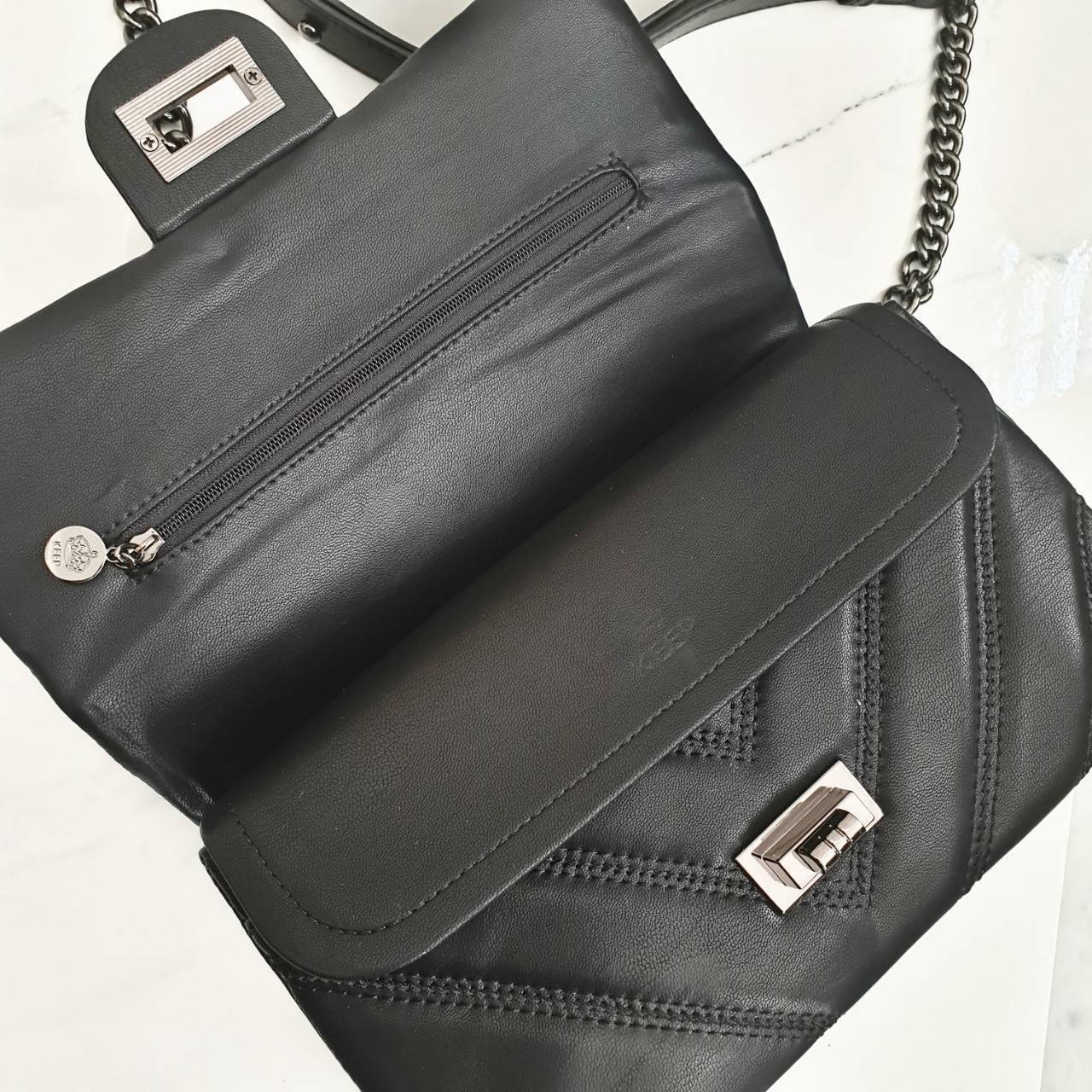 รุ่นขายดีเข้าเพิ่มค่า KEEP รุ่น coco chain handbag กระเป๋าทรงหรู รอบใหม่ ใช้หนัง Microfiber นิ่ม ฟู ตึงสวย ทนกว่าเดิมอยู่ทรง ใครชอบสไตล์นี้ห้ามพลาดนะคะ ใบนี้มีหูถือได้ ด้านในสีแดงสวย มีช่องแบ่งเก็บของหลายช่อง ด้านหลังมีช่องพิเศษสามารถใส่มือถือได้ค่ะ สายปร