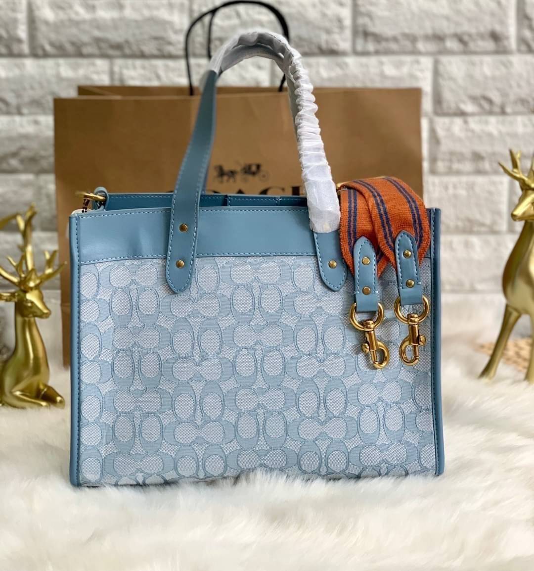 สวยๆ เคลียสต๊อค มีไม่มากจร้าา! COACH TOTE FIELD JACQUARD BAG ((C3282)) กระเป๋าหิ้ว//สะพายข้าง JacquardลายC+หนังแท้ สวยงามลงตัวมากๆค่ะ ปากกระเป๋าเปิดปิดแบบกระดุมแม่เหล็ก ภายในกว้าง สาวๆทีาสัมภาระเยอะบอกเลยเหมาะมากค่ะ
