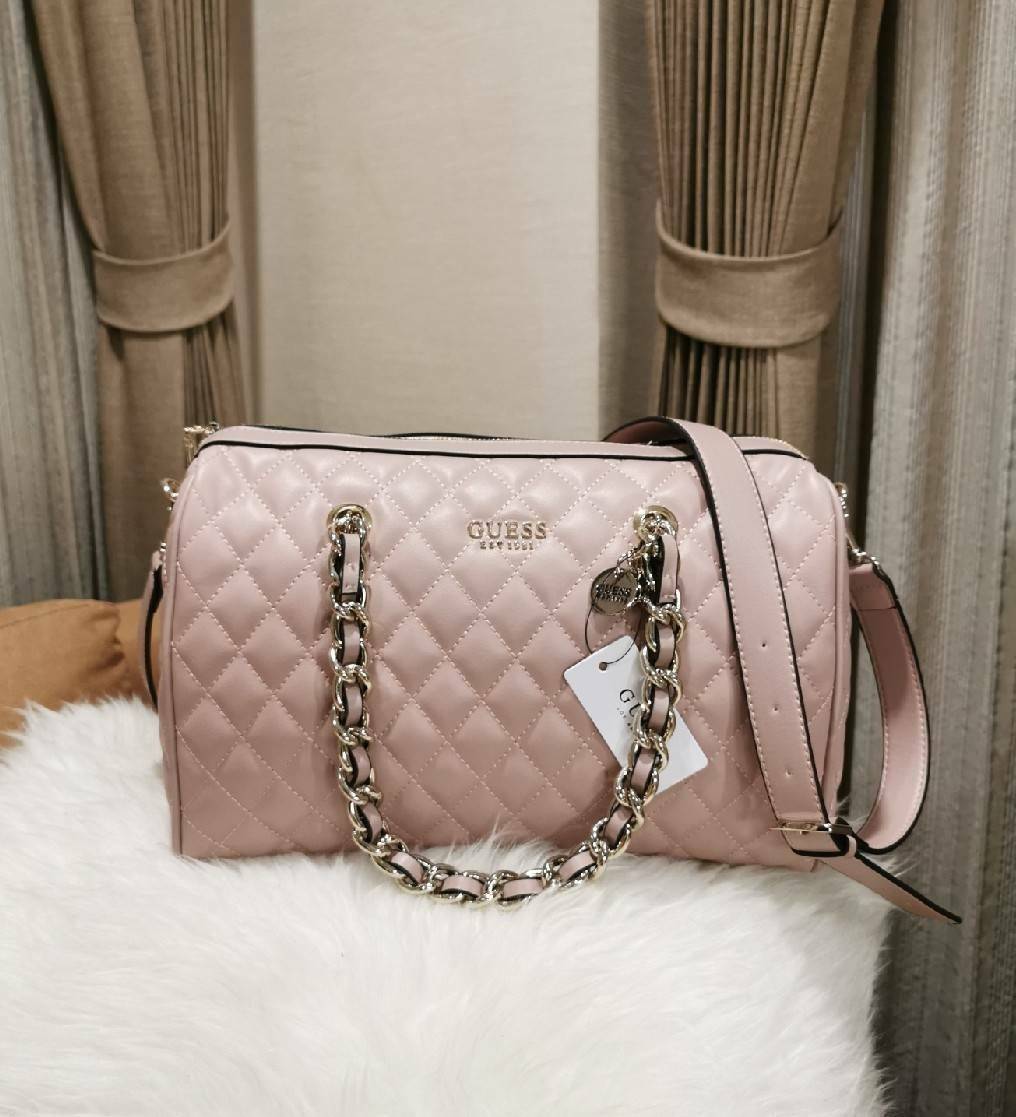 GUESS WOMEN’S BOWLING BAG กระเป๋าสะพายทรง Bowling รุ่นใหม่ล่าสุดจาก GUESS FACTORY หนังนิ่มลายตารางสวยอยู่ทรงใบใหญ่กำลังดี ด้านหน้าประดับโลโก้หูหิ้วโซ่ร้อยหนังสะพายไหล่ได้เเข็งแรงรับน้ำหนักได้เยอะ เปิดปิดด้วยซิปสะดวกใช้ มีหมุดรองฐานกันรอย ภายในมีช่องซิปและ