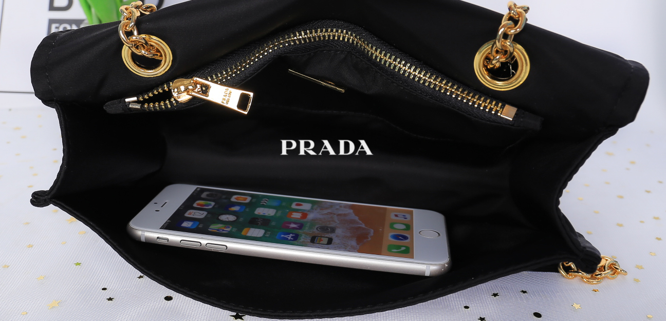 Prada Logo Shoulder bag / Prada Tessuto Nylon Chain Flap Bag กระเป๋าสะพายไหล่ หรือดึงเป็นสายยาวสะพายเป็น Crossbody เหมาะกับสาวๆสุดแซ่บมากๆๆเลยค่ะ วัสดุทำจากผ้าไนล่อน อะไหล่ทองทั้งใบ เปิด-ปิดด้วยกระดุมแม่เหล็ก ด้านหน้าประดับโลโก้แบรนด์ ด้านในแบ่งเป็น 1 ช่อ