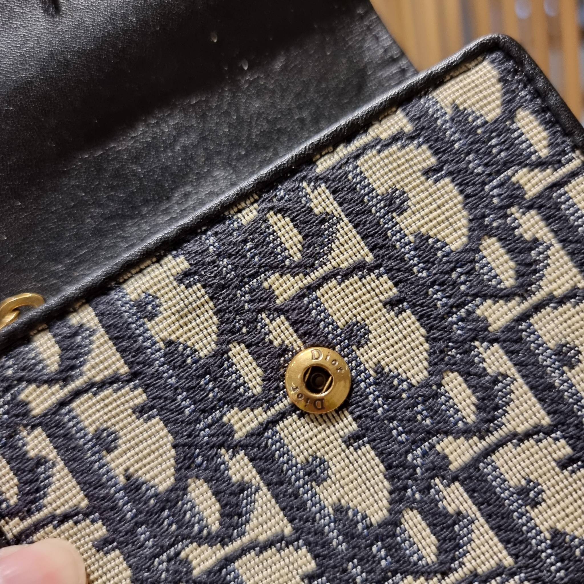 VIP 】CD TRIFOLD WALLET WITH GWP ที่สุดของความคลาสสิค กระเป๋าสตางค์ใบสั้นแบบพับ พรีเมี่ยมกิ๊ฟจากเคาน์เตอร์ วัสดุผ้าแคนวาสปักลาย สลับหนังแท้ภายใน โลโก้สีทองเหลือง สวยวินเทจ โดดเด่นเป็นเอกลักษณ์ ภายในมีช่องใส่บัตร ใส่ธนบัตร ใส่เหรียญได้ คัดมาให้แบบปังๆ ต้องจ