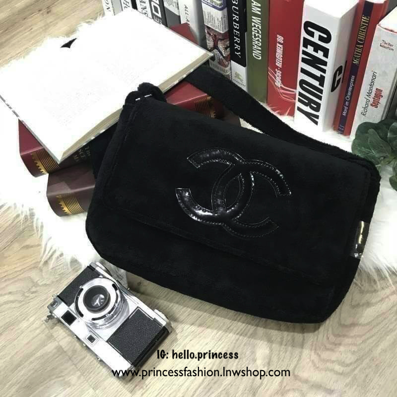 Chanel Beaute Crossbody Bag กระเป๋าถือหรือสะพายพรีเมี่ยมของเเท้จาก Chanel Cosmetic Counter VIP Gift รุ่นแนะนำวัสดุขนวูฟหนานุ่มตัดโลโก้แบรนด์หนังแก้วสวยโดดเด่น น้ำหนักเบา เปิดปิดด้วยฝาปิดกระดุมแม่เหล็ก ใบใหญ่กำลังดีใส่ ipad กระเป๋าสตางค์ใบยาว iphone เครื่อ