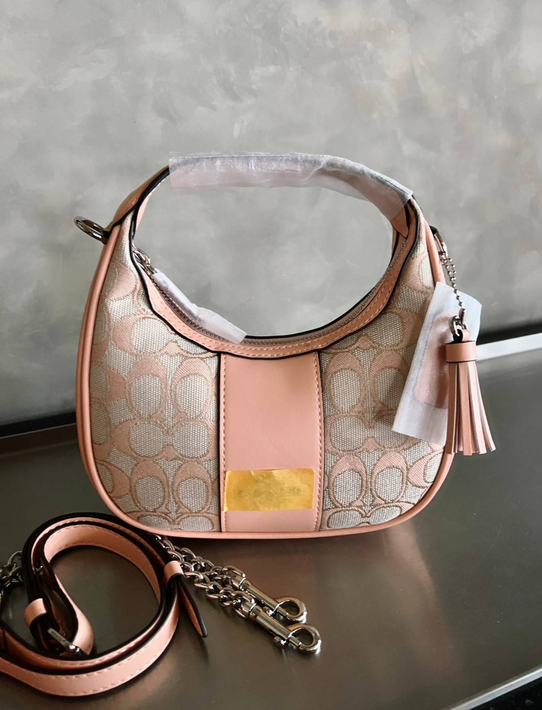 COACH CARMEN MINI CROSSBODY IN SIGNATURE JACQUARD กระเป๋ารูปทรงพระจันทร์โค้งมน น่ารักน่าใช้มากๆ!! เกรดท็อปออริ เกรดดีสุด สลับแท้ 1:1 ใช้ต่างประเทศได้