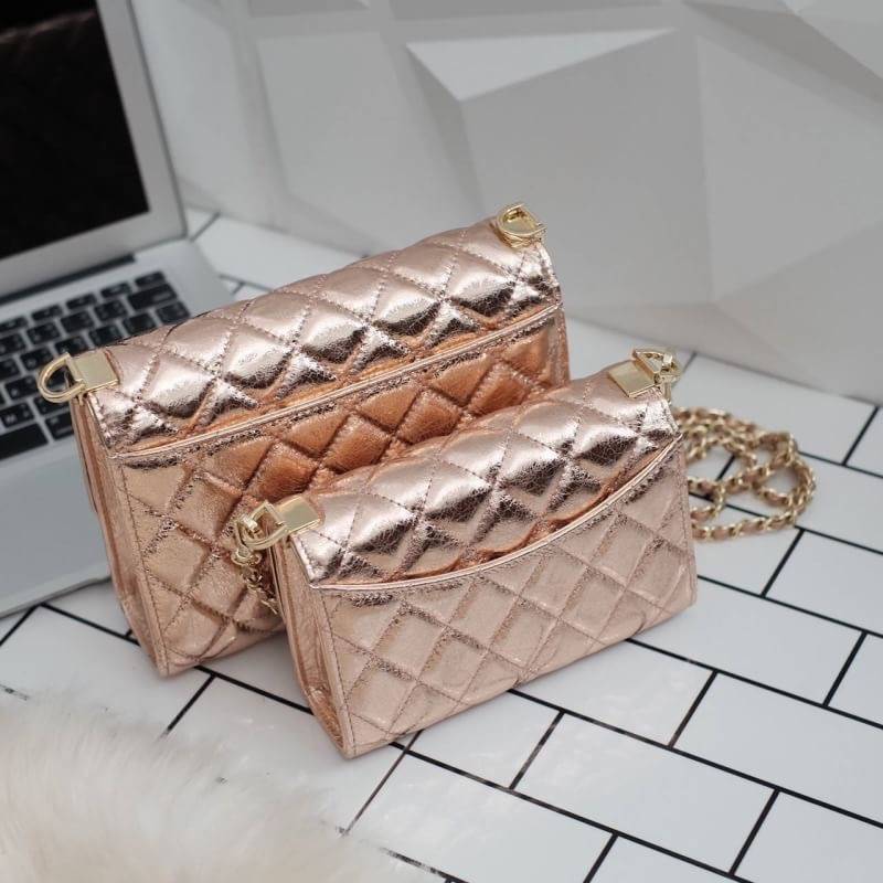 รุ่นขายดีที่สุด ** รอบใหม่ **หนังวัวแท้ สวย นิ่มมากๆค่า และ ปักลายตารางออกมาสวยมาก ** KEEP รุ่น Florence Flat bag ตัวกระเป๋าหนังแท้ นิ่ม-ตึง สุดๆ รุ่นนี้ จะมี 2 ขนาด คือ mini และ classic ไซด์