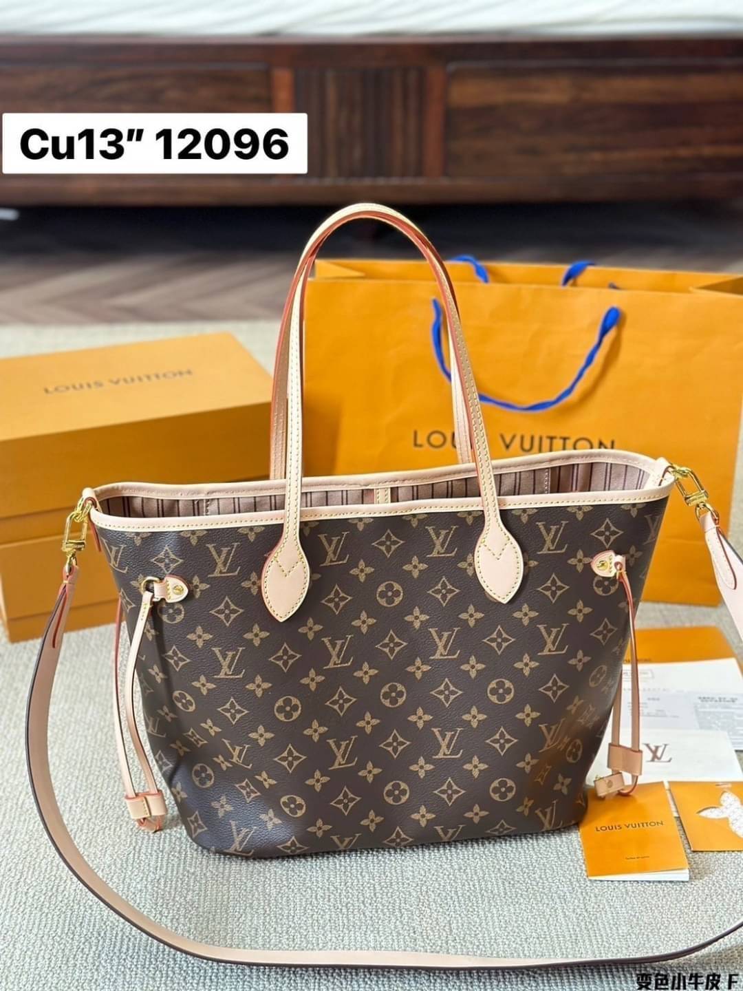 LV Neverfull Bandoulière Inside Out กระเป๋าสะพายทรงโท้ทใบใหญ่ กลับใช้ได้ 2 ด้านสุดคุ้ม ด้วยลายโมโนแกรมแคนวาส อีกด้านเป็นผ้าประทับลายสีเบจสวยโดดเด่นมากๆ