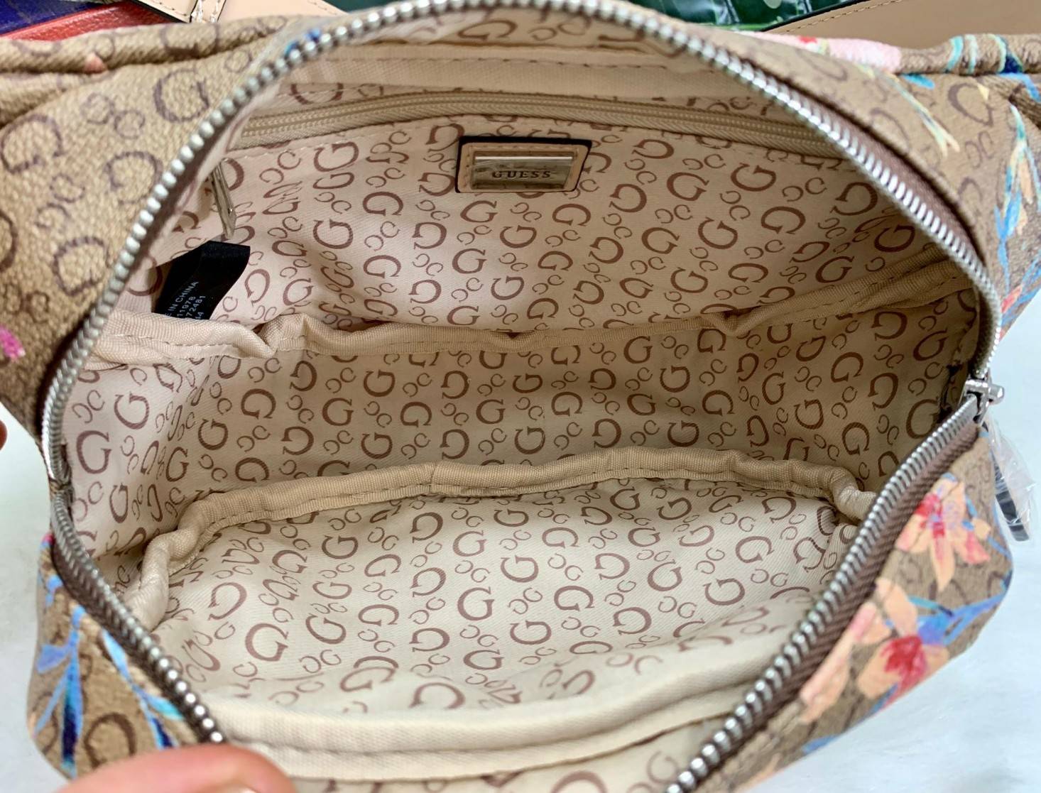 GUESS G LOGO FANNY PACK BELT BAG พร้อมส่ง รุ่นแนะนำเลยค๊าา❤️ กระเป๋าคาดเอว//คาดอก ได้ วัสดุ pvc อย่างดี หนังนิ่มดีมากค่ะ ตัวกระเป๋าออกแบบลาย G ทั้งใบ ผสมลาย multi floral เข้ามาได้สวยงามน่าใช้มากๆค่ะ ด้านหน้ามีโลโก้แบรนด์ และช่องซิปเล็กสำหรับใส่ของจ