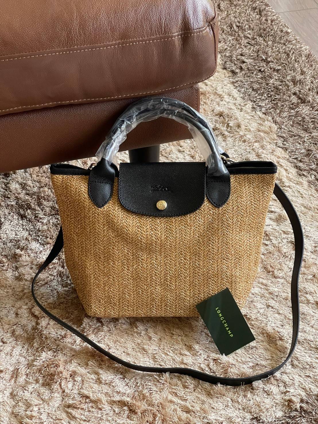 LONGCHAMP LE PLIAGE COLLECTION PAILLE TOP HANDLE BAG มี 3 ขนาด XS/S/M กระเป๋าถือหรือสะพาย งานสาน raffia ปากกระเป๋าตัดด้วยหนังสีดำ ลุคช์สุดเท่ของเหล่า Celebrities กับกระเป๋าปิคนิกสุดฮิตจาก Longchamp อย่าง Le Pliage Paille (เลอ ปลิยาจ ไพล์) ถือเป็นกระเป๋าที