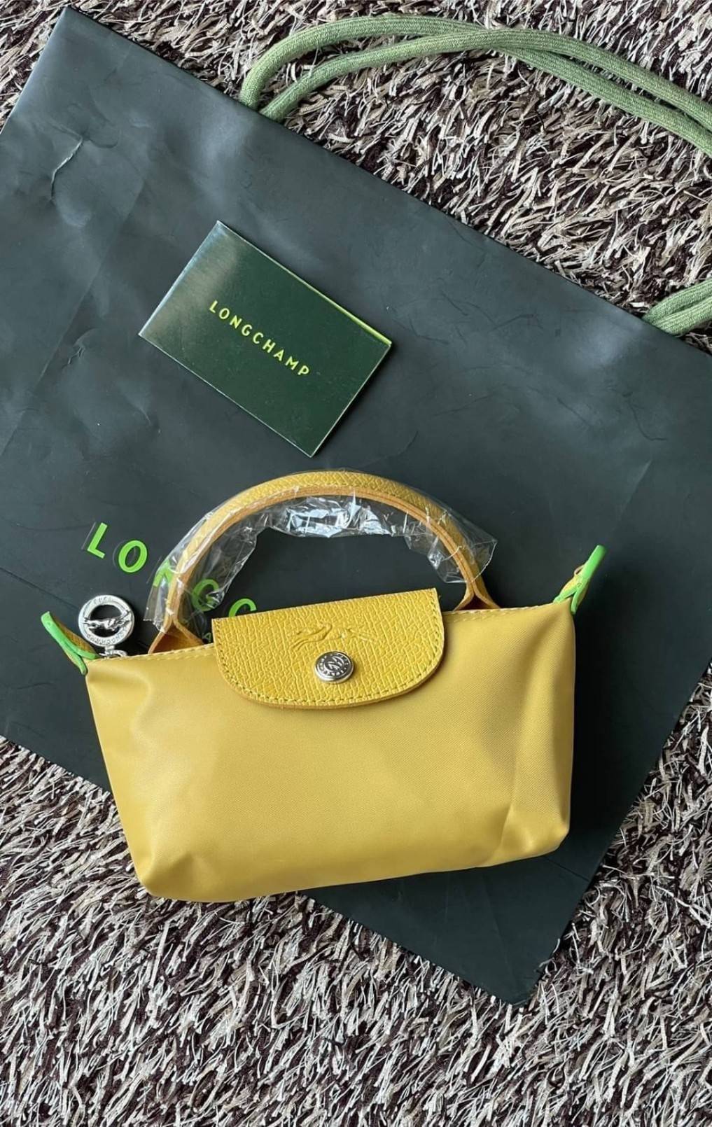 LONGCHAMP LE PLIAGE ORIGINAL Pouch with handle กระเป๋าถือขนาดมินิทรงpouch ให้ความหรูหราจาก Le Pliage (เลอ ปลิยาจ) ในขณะที่ที่ปิดแบบซิปช่วยให้คุณมั่นใจได้