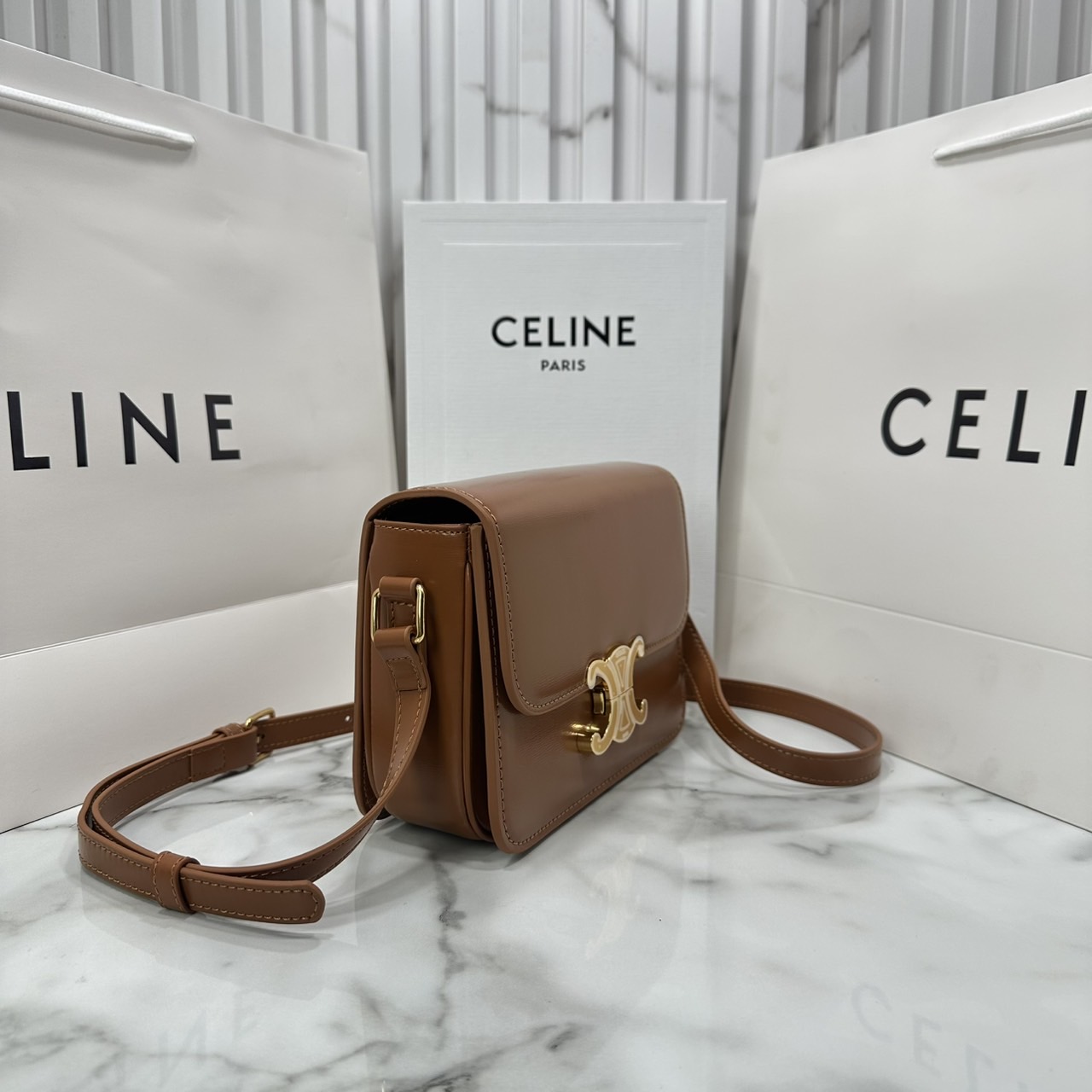 ORI หนังแท้ | 7" CELINE TRIOMPHE TEEN BAG in glossy leather กระเป๋าสะพายรุ่นยอดนิยม ถ่ายทอดให้เห็นถึงแก่นแท้ของสไตล์แบบ CELINE งานหนังเรียบเงาสวยหรูหรา
