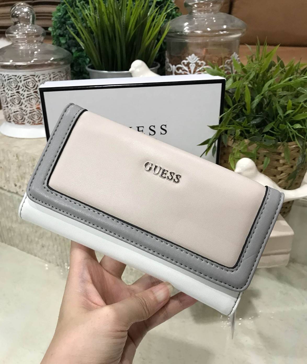 NEW ARRIVAL! GUESS FACTORY WOMEN'S WALLET 2018 กระเป๋าสตางค์หนังแกะสังเคราะห์แบบนิ่มสีขาวครีมตัดขอบเทาสวยลงตัว ด้านหน้ามีโลโก้แบรนด์อะไหล่เงิน ด้านหลังมี1ช่องซิป หัวซิปปั้มแบรนด์ เปิดปิดด้วยฝาปิด ภายในมีช่องใส่รูป ช่องใส่ธนบัตรและช่องใส่บัตรหลายช่องแ