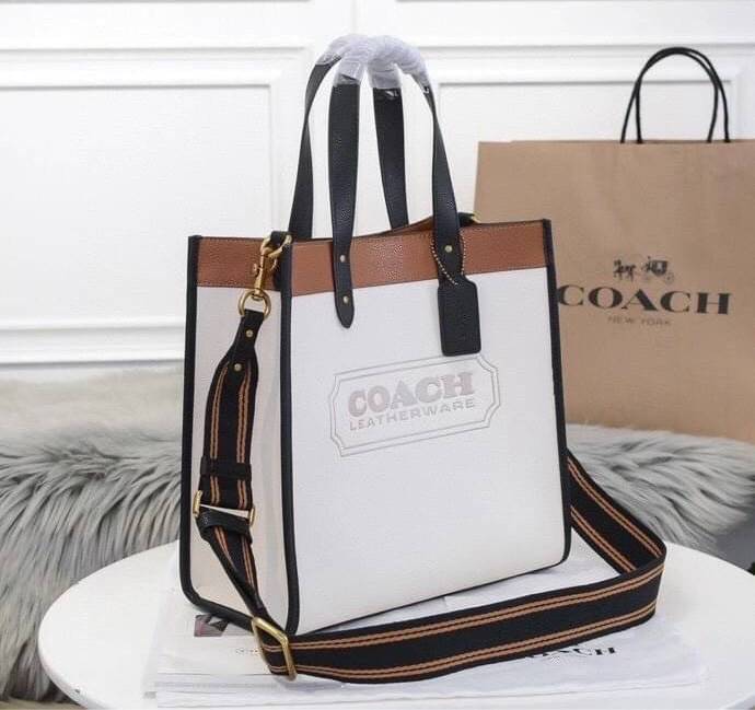 OUTLET 】FIELD TOTE 22 IN COLORBLOCK WITH COACH BADGE พร้อมส่งที่ไทย