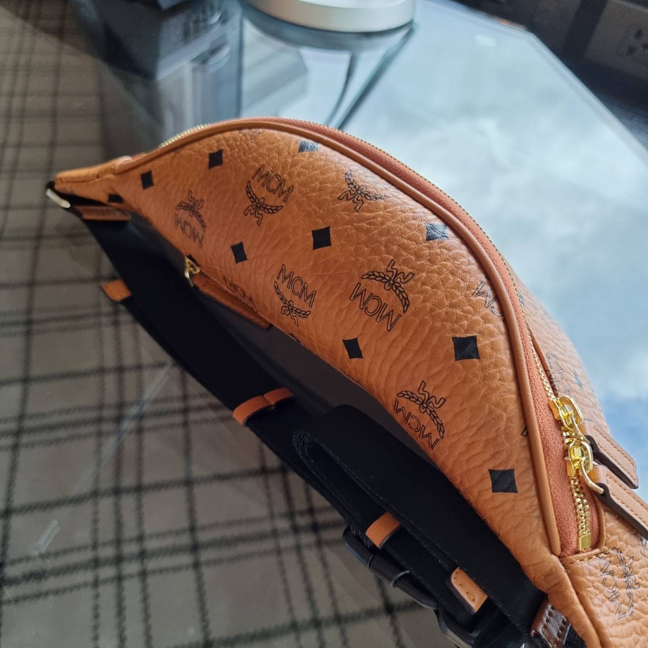 M.C.M FURSTEN BELT BAG IN VISETOS กระเป๋าคาดอกยอดฮิต หนุ่มๆสาวๆใช้ได้ไม่มีเบื่อ รุ่นขายดี ลายวิเซโต้เอกลักษณ์ ทั้งสปอร์ตและดูหรูในตัว ใช้งานง่าย ได้ทุกลุค วัสดุหนังแคนวาสคุณภาพดี มีช่องซิปหลัก และซิปด้านหลังกระเป๋า ภายในเป็นช่องโล่งบุผ้าซับอย่างดี รุ่น un