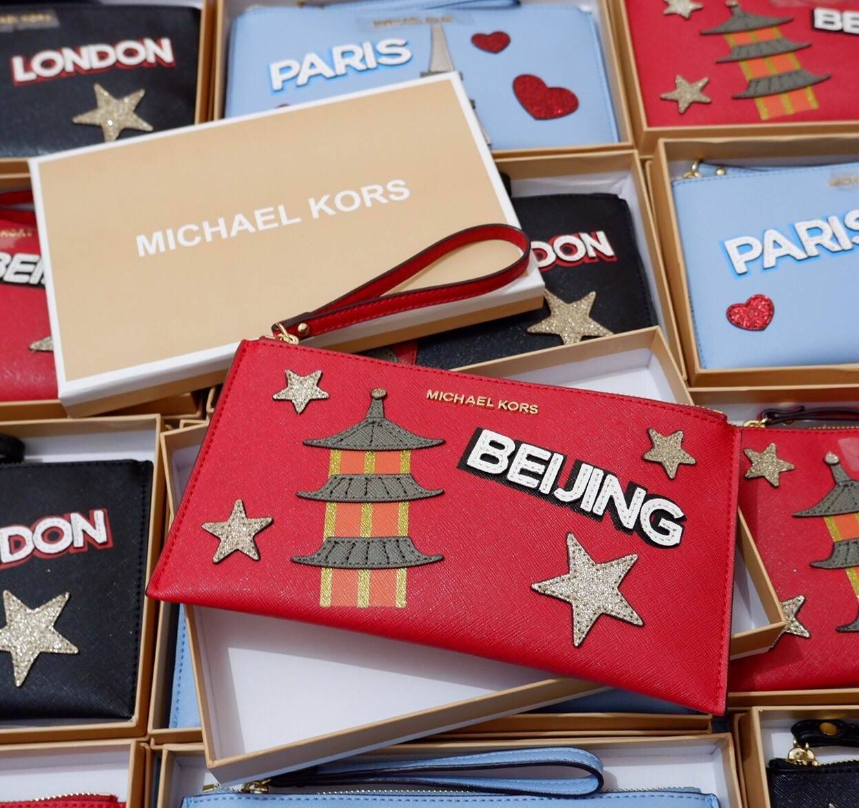 Michael Kors Clutch Bag 2018 New arrival! กระเป๋าคลัชรุ่นใหม่:ขนาดกำลังดี วัสดุลายหนังลาย Saffiano ด้านหน้าประดับโลโก้แบรนด์ อะไหล่ทอง แต่ง pattern งานปัก 3vมิติ สวยโดดเด่น เปิดปิด ด้วยซิป ด้านในมีช่องเล็ก และช่องใส่บัตร พร้อมสายคล้องข้อมือ ใส่กระเป๋าสตาง