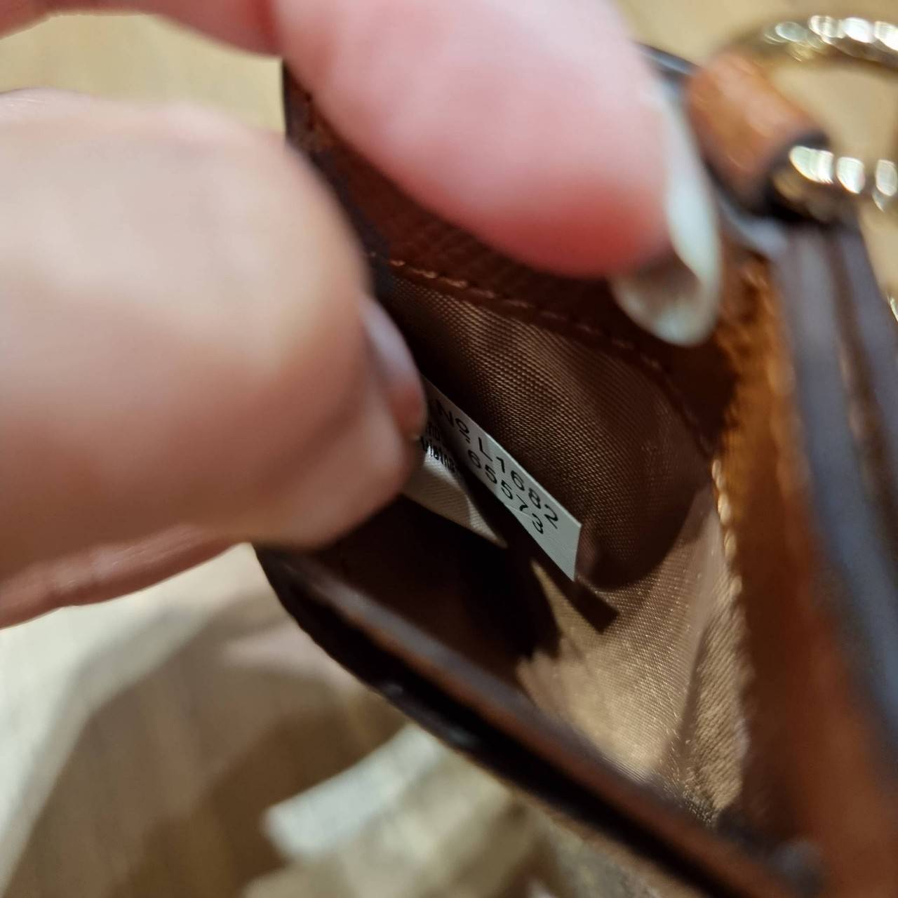 COACH ID LANYARD IN COLORBLOCK SIGNATURE CANVAS ง่ายๆแบบไม่ธรรมดา!! คลาสสิคแต่มีดีเทลโดดเด่น!! กระเป๋าถนอมบัตร พร้อมสายคล้องคอ ดีไซน์ลวดลายสวย ดูดีทุกแบบ ใช้งานง่าย พกพาสะดวก จะใส่บัตรพนักงาน บัตรเครดิต บัตรปชช. ใบขับขี่ และบัตรอื่นๆที่อยากจะใส่!! ตามใจไป