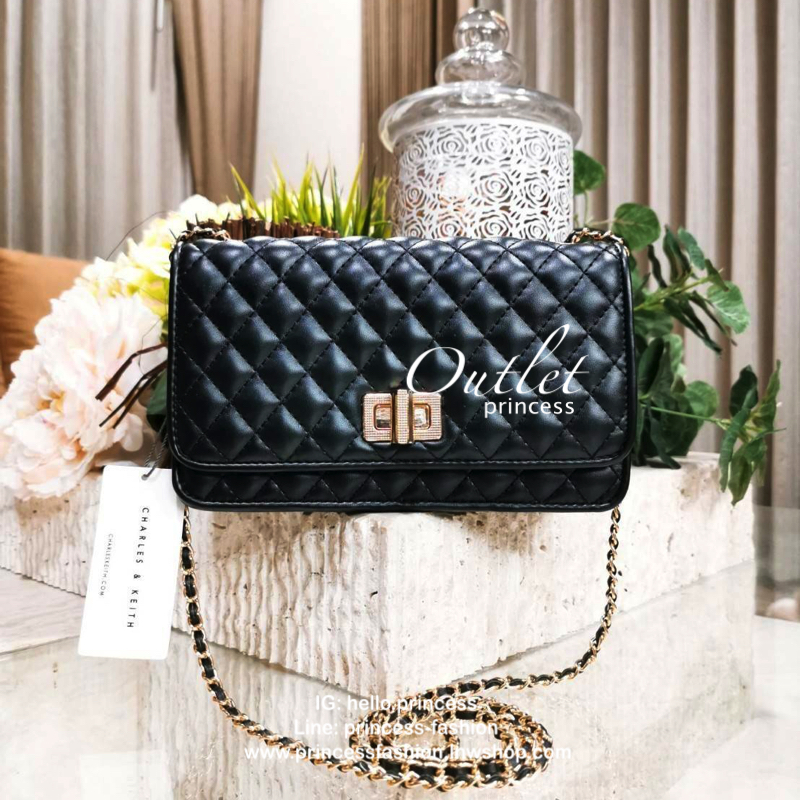 BEST SELLER! CHARLES & KIETH MINI CLUTCH BAG กระเป๋าสะพายทรงคลัชรุ่นยอดนิยมดีไซน์คลาสสิควัสดุหนังนิ่มลายตารางสวยอยู่ทรงขนาดมินิสไตล์ Chanel เปิดปิดด้วยตัวล๊อคแบบบิดอะไหล่ทอง ด้านหลังประดับโลโก้แบรนด์สวยดูดี มาพร้อมสายสะพายโซ่ร้อยหนัง Crossbody ได้สามารถซ้