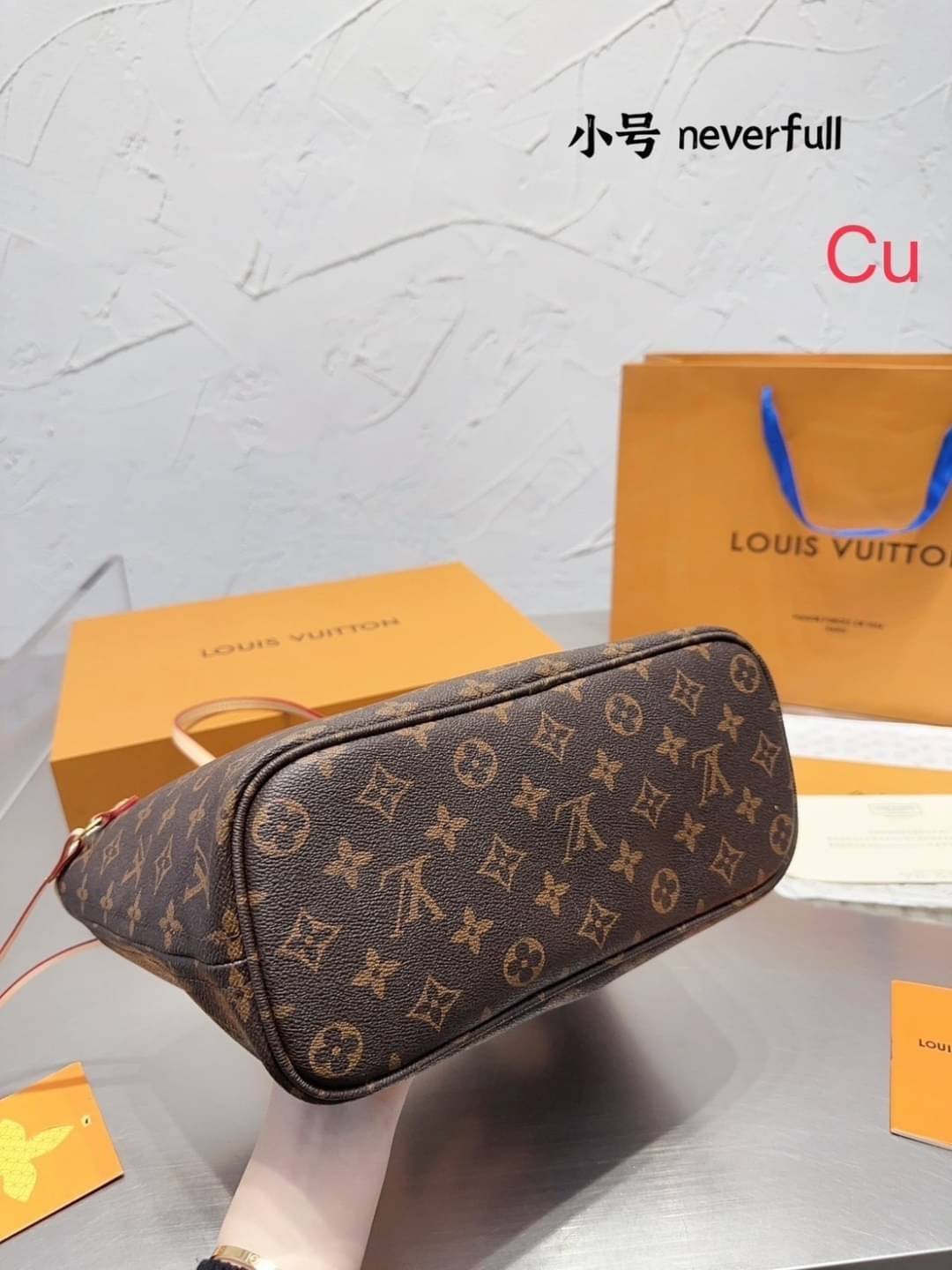 LV Neverfull Monogram Tote Bag กระเป๋าทรงโท้ทสะพายไหล่ใบใหญ่ขนาดกำลังสวย มาพร้อมใบลูก คลาสสิคที่สุด เป็นอีกรุ่นที่มีคนใช้กันทั่วบ้านทั่วเมือง ฮิตแบบไม่ต้องพูดเยอะ