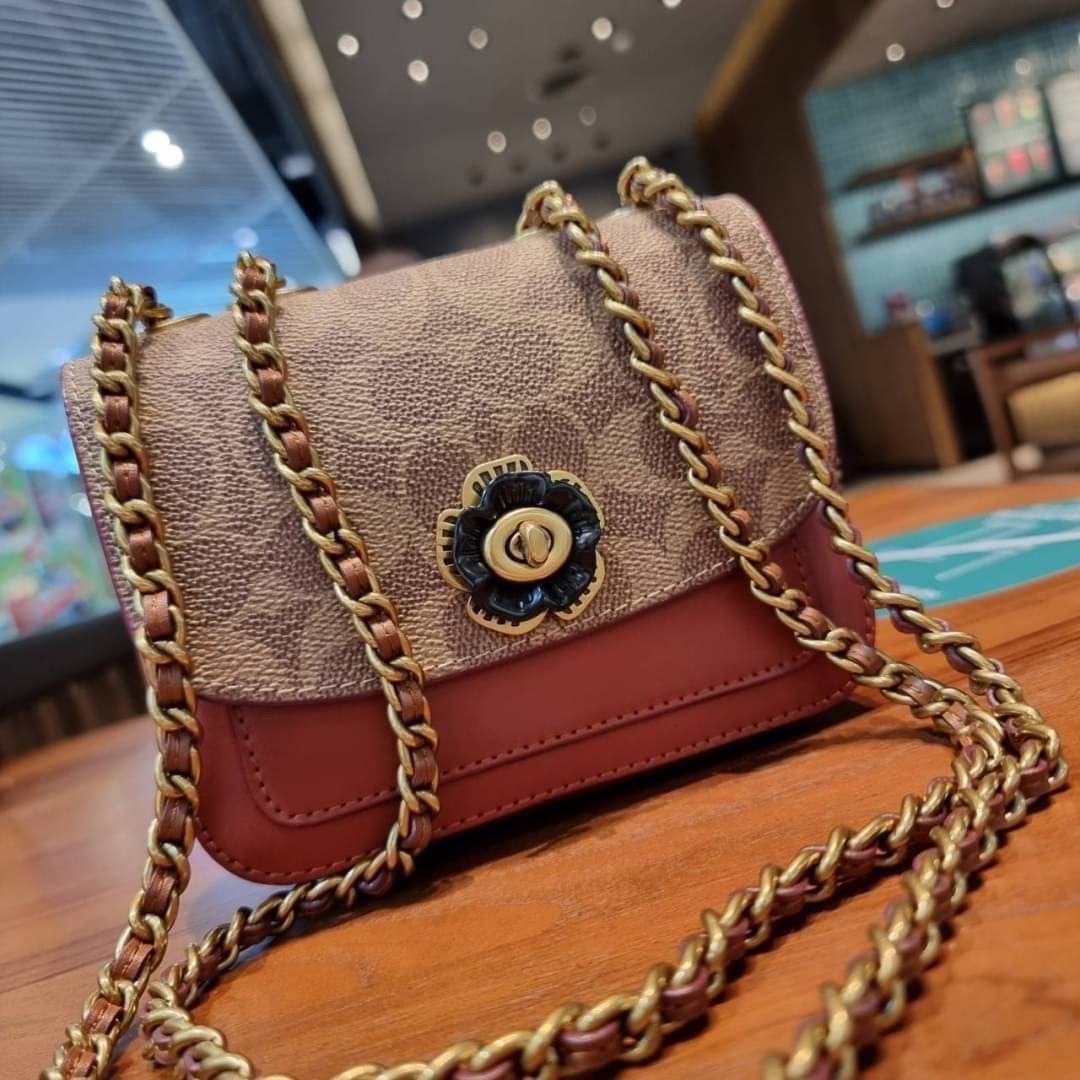COACH C2462 MADISON SHOULDER BAG 16 IN SIGNATURE CANVAS WITH RIVETS กระเป๋าสะพายข้าง ไซส์กะทัดรัด พกพาง่าย น้ำหนักเบา ดีไซน์สวย โดดเด่นด้วยตัวล็อครูปดอกไม้ สีสันตกแต่งตัดกันกับลายซีอย่างลงตัว วัสดุหนังแคนวาสเคลือบลาย ภายในแบ่งสัดส่วนให้อย่างดี มาพร้อมสายส